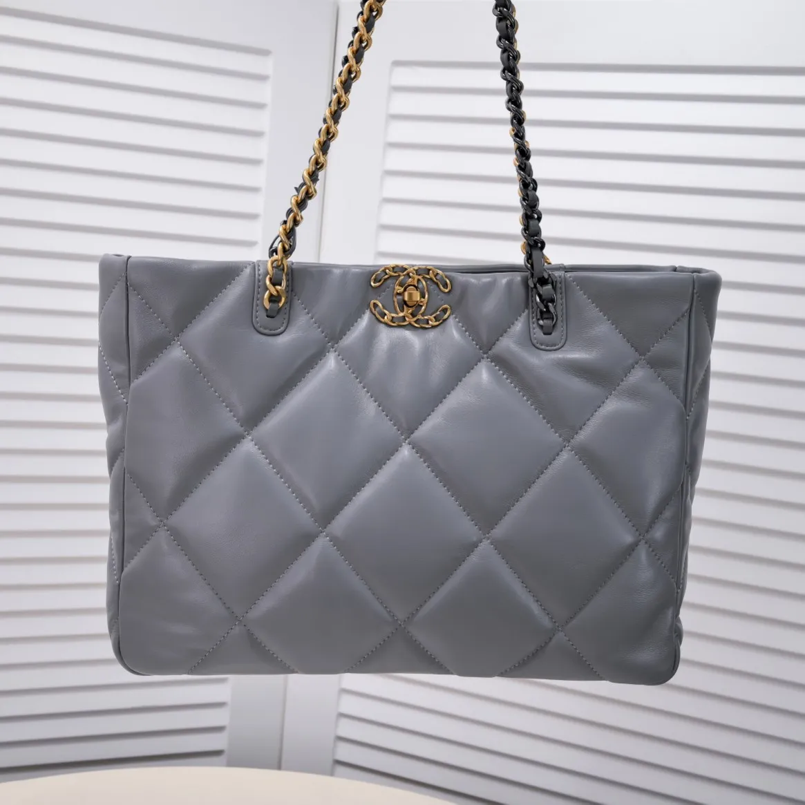 💰480￥Large 𝗖𝗛𝗔𝗡𝗘𝗟 𝟮𝟮𝗕 19𝑩𝑨𝑮 𝑻𝒐𝒕𝒆Black Gold Italian 🇮🇹 first-class [GR] lambskin🐑, feels delicate and soft, classic diamond pattern design is matched with leather-clad metal chains, gold has a high-end feel, this season's most classic black gold design, gathers all the elements of 19, super exquisite, soft and glutinous, a big bag of fried chicken is practical, deconstructs the classic bag shape, reshapes the trend and fashion, it is eye-catching, and it will last forever. Code: 9089 Size: 36*27*8.5cm