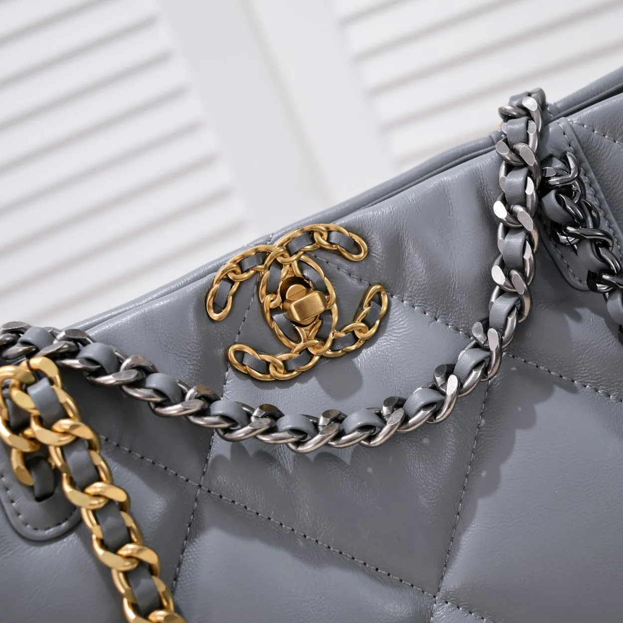 💰480￥Large 𝗖𝗛𝗔𝗡𝗘𝗟 𝟮𝟮𝗕 19𝑩𝑨𝑮 𝑻𝒐𝒕𝒆Black Gold Italian 🇮🇹 first-class [GR] lambskin🐑, feels delicate and soft, classic diamond pattern design is matched with leather-clad metal chains, gold has a high-end feel, this season's most classic black gold design, gathers all the elements of 19, super exquisite, soft and glutinous, a big bag of fried chicken is practical, deconstructs the classic bag shape, reshapes the trend and fashion, it is eye-catching, and it will last forever. Code: 9089 Size: 36*27*8.5cm