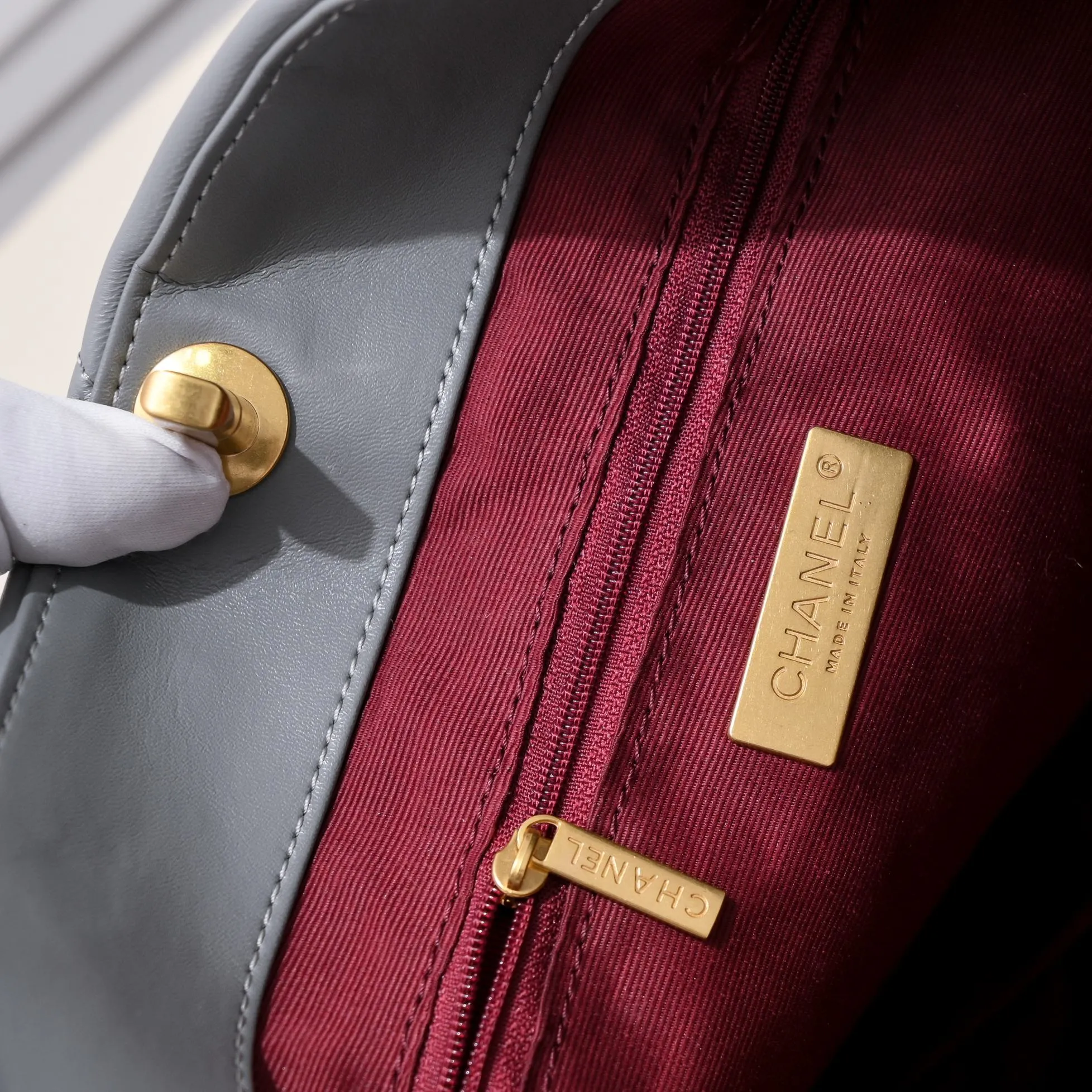 💰480￥Large 𝗖𝗛𝗔𝗡𝗘𝗟 𝟮𝟮𝗕 19𝑩𝑨𝑮 𝑻𝒐𝒕𝒆Black Gold Italian 🇮🇹 first-class [GR] lambskin🐑, feels delicate and soft, classic diamond pattern design is matched with leather-clad metal chains, gold has a high-end feel, this season's most classic black gold design, gathers all the elements of 19, super exquisite, soft and glutinous, a big bag of fried chicken is practical, deconstructs the classic bag shape, reshapes the trend and fashion, it is eye-catching, and it will last forever. Code: 9089 Size: 36*27*8.5cm