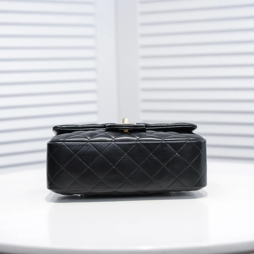 💰320￥CF versatile lambskin🌹 Chanel💃🏻‼ ️Eternal classic style [shy] noble temperament💃🏻favorite of celebrities🌟soft leather and high-end👍counter hardware exquisite workmanship to reject flaws [strong] both dazzling and feminine 😝[strong] luxurious and durable🌟Size: 20*14*7cm Style number: 1116