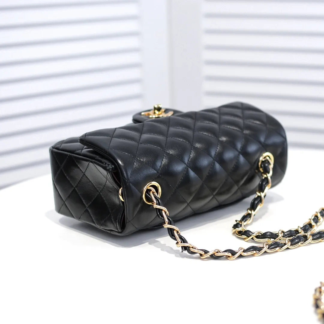 💰320￥CF versatile lambskin🌹 Chanel💃🏻‼ ️Eternal classic style [shy] noble temperament💃🏻favorite of celebrities🌟soft leather and high-end👍counter hardware exquisite workmanship to reject flaws [strong] both dazzling and feminine 😝[strong] luxurious and durable🌟Size: 20*14*7cm Style number: 1116