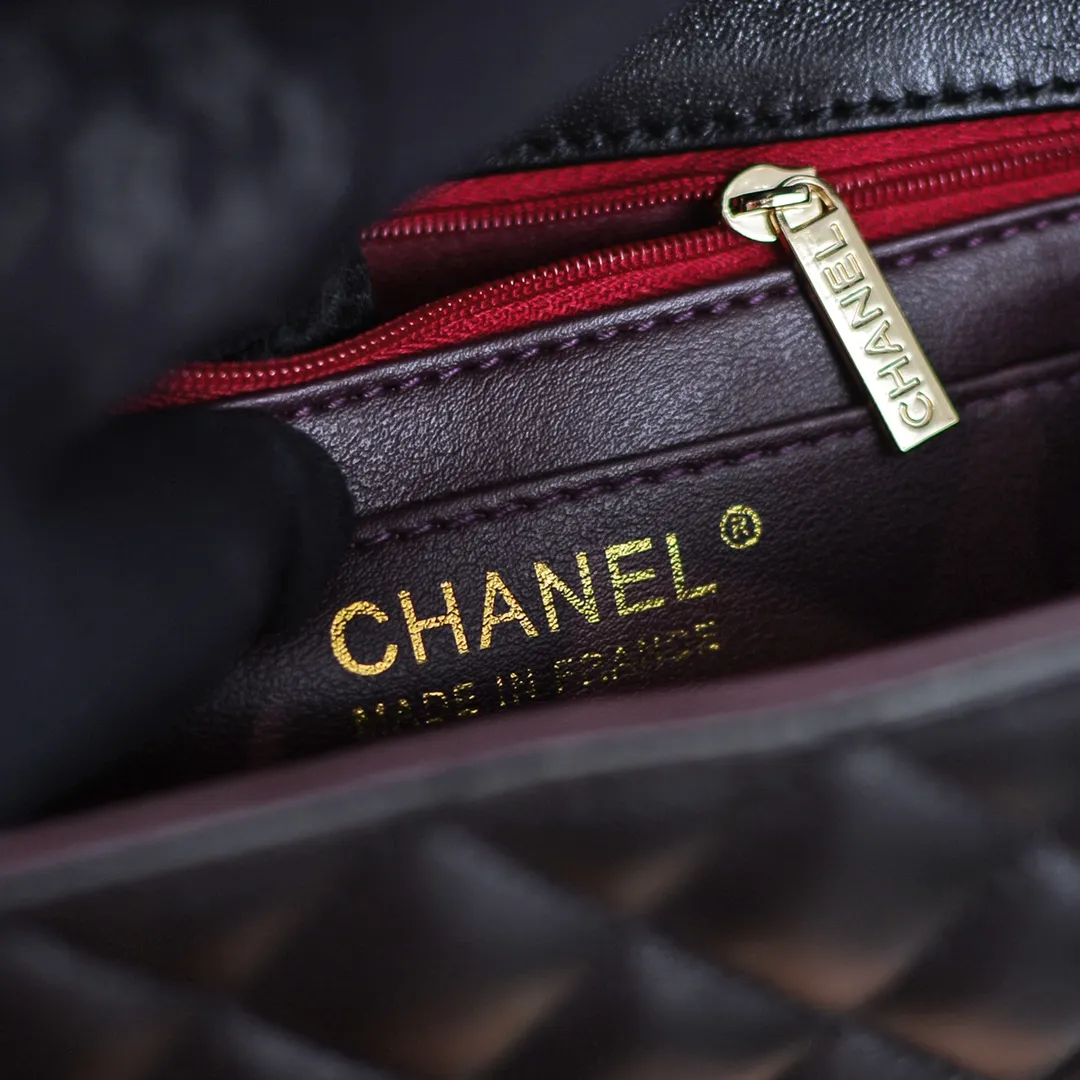 💰320￥CF versatile lambskin🌹 Chanel💃🏻‼ ️Eternal classic style [shy] noble temperament💃🏻favorite of celebrities🌟soft leather and high-end👍counter hardware exquisite workmanship to reject flaws [strong] both dazzling and feminine 😝[strong] luxurious and durable🌟Size: 20*14*7cm Style number: 1116