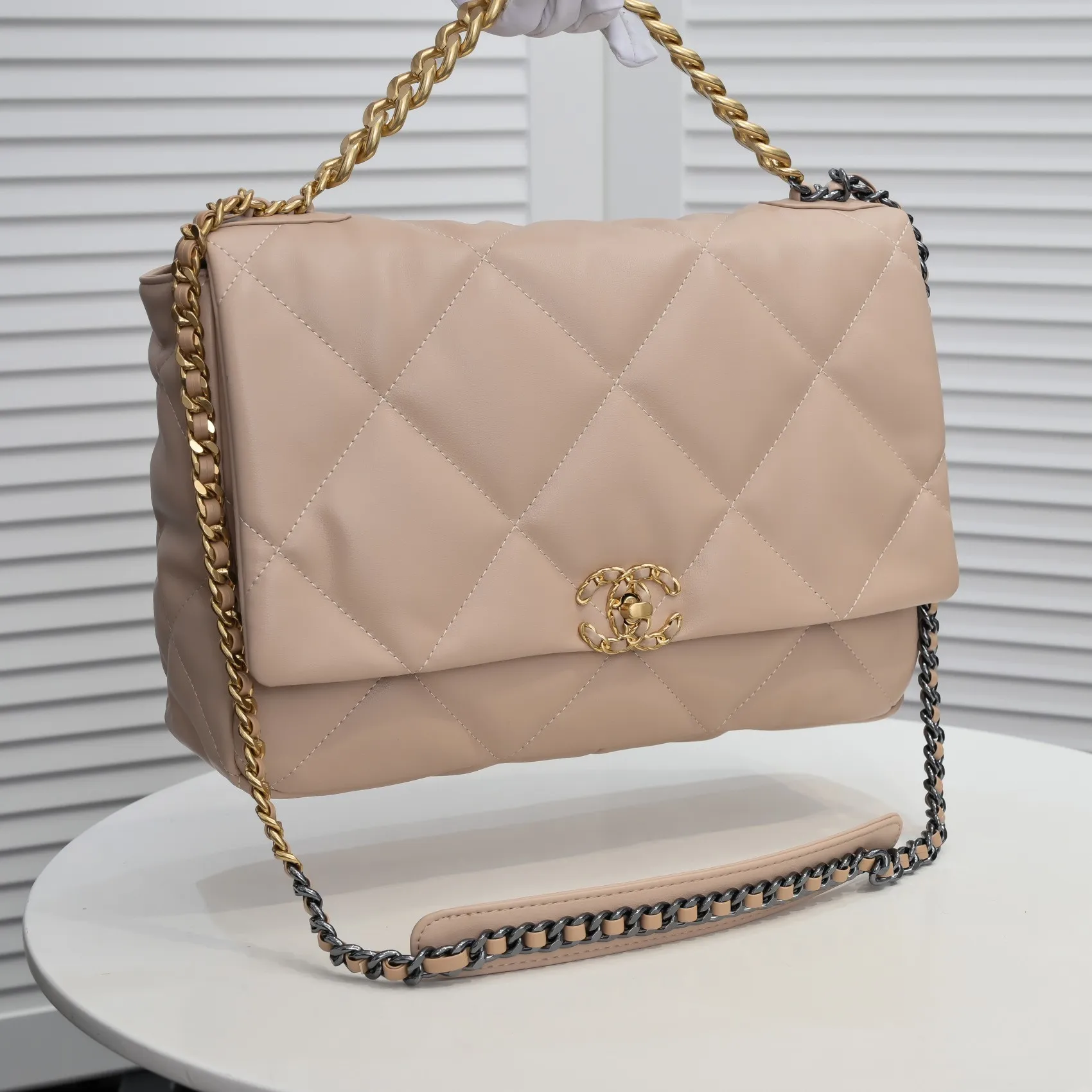 💰480￥Chanel’s latest hot model in apricot large size is now available📣📣Synchronized with counters🤭Imported cowhide🐂feels very soft. The upper body effect is super good, it can be carried by hand, on one shoulder or cross-body, showing the elegance and charm of women. Hurry up and get it. Style number: 9012. Size: 36*24*14cm.