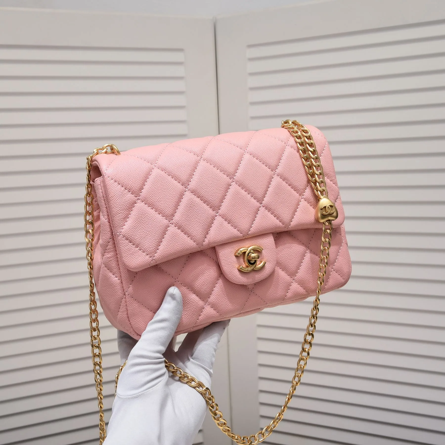 💰380￥Large size Chane1 🌐23P new model 💎Love ball beats golden ball? Needless to say, Chanel's golden ball is so popular. It is difficult to buy at the counter and has 5 stars. This new season has a new love model, come and get it quickly!💕 The love ball with matte matte texture will make girls' hearts burst. The chain is also a plain chain with the same texture, and the durability of lychee leather is perfect. If the golden ball is a classic, then the love ball is a brand new fashion. 💗 Whether it is a big mini or a fat square, they are very rare. If you can't buy a gold ball, come and buy the 23P love ball🌷Model number: 3892 size: 19X24x9cm