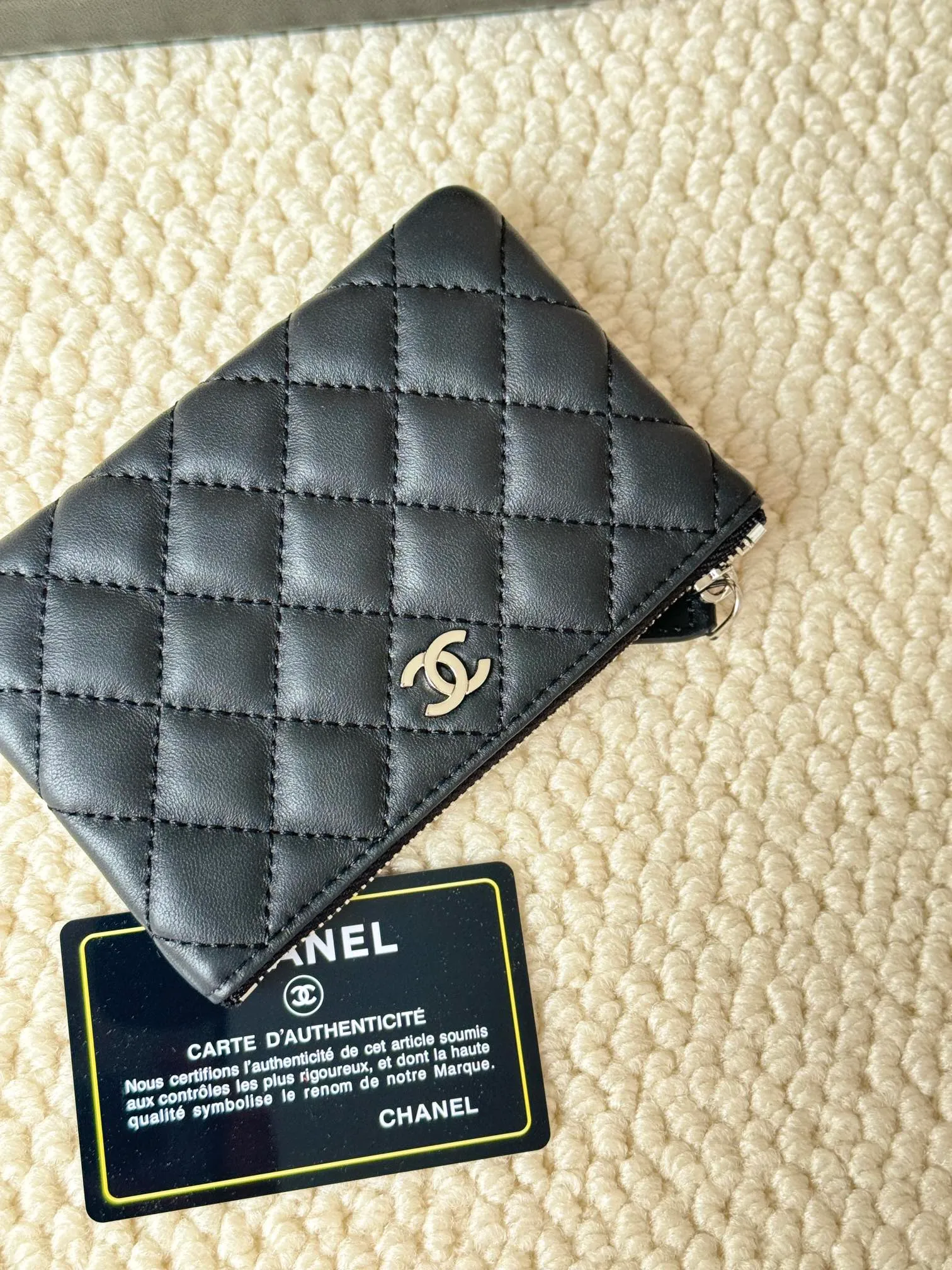 💰130 CHANEL Classic Caviar has a fresh design, with an exquisite replica flavor, very beautiful, the latest in 2023 from the official website🆕Card holder Caviar medium ball grain cowhide is scratch-resistant and has a super glossy feel. It is troublesome to carry a bag that is too big in summer. It is suitable for putting in a mini bag and convenient for carrying in your pocket😍 The bag has a zipper, which is super practical. You can also put cards, change, coins, and keys inside! Style number: 82365 Size: 15*8.5