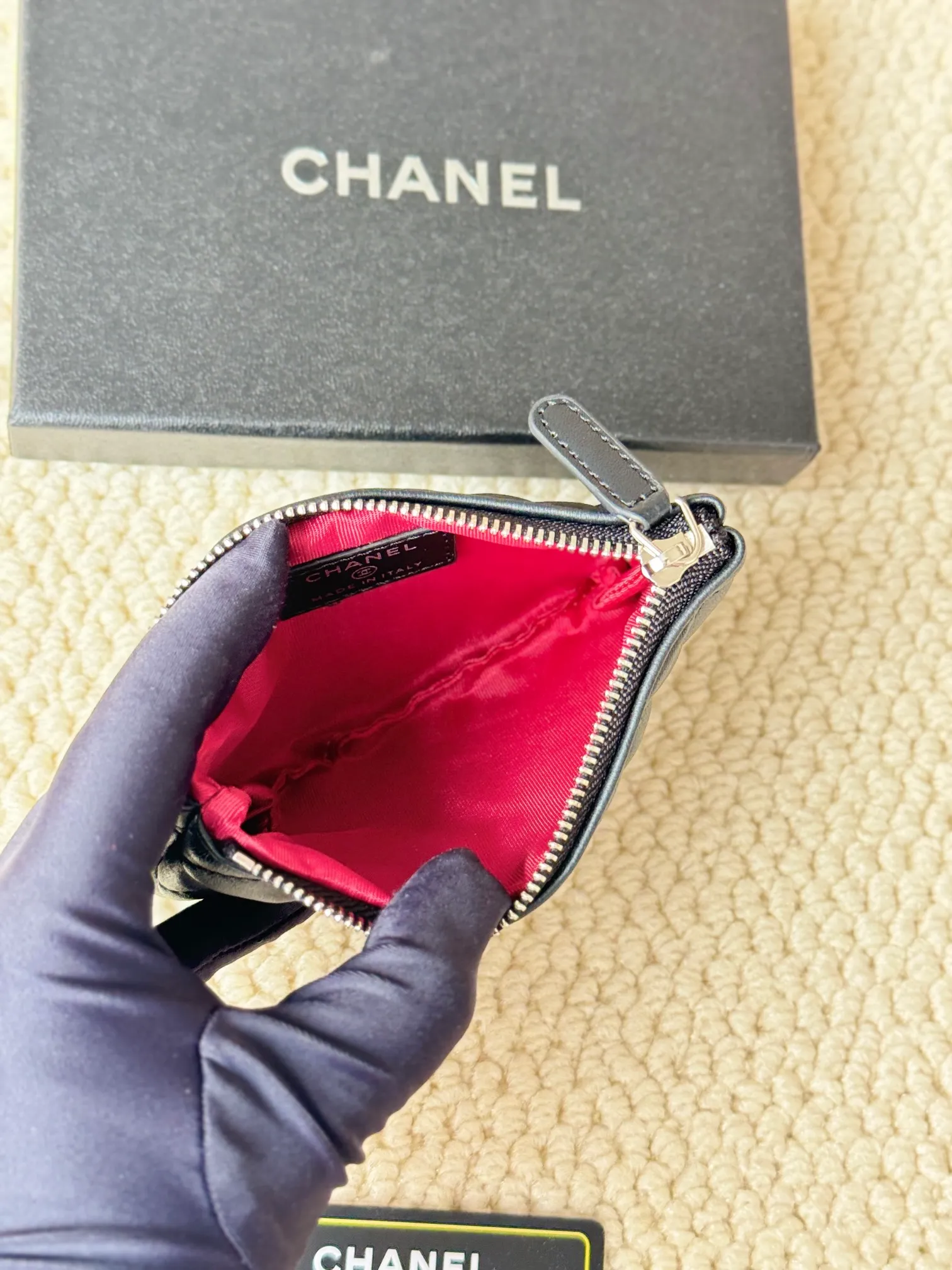 💰130 CHANEL Classic Caviar has a fresh design, with an exquisite replica flavor, very beautiful, the latest in 2023 from the official website🆕Card holder Caviar medium ball grain cowhide is scratch-resistant and has a super glossy feel. It is troublesome to carry a bag that is too big in summer. It is suitable for putting in a mini bag and convenient for carrying in your pocket😍 The bag has a zipper, which is super practical. You can also put cards, change, coins, and keys inside! Style number: 82365 Size: 15*8.5