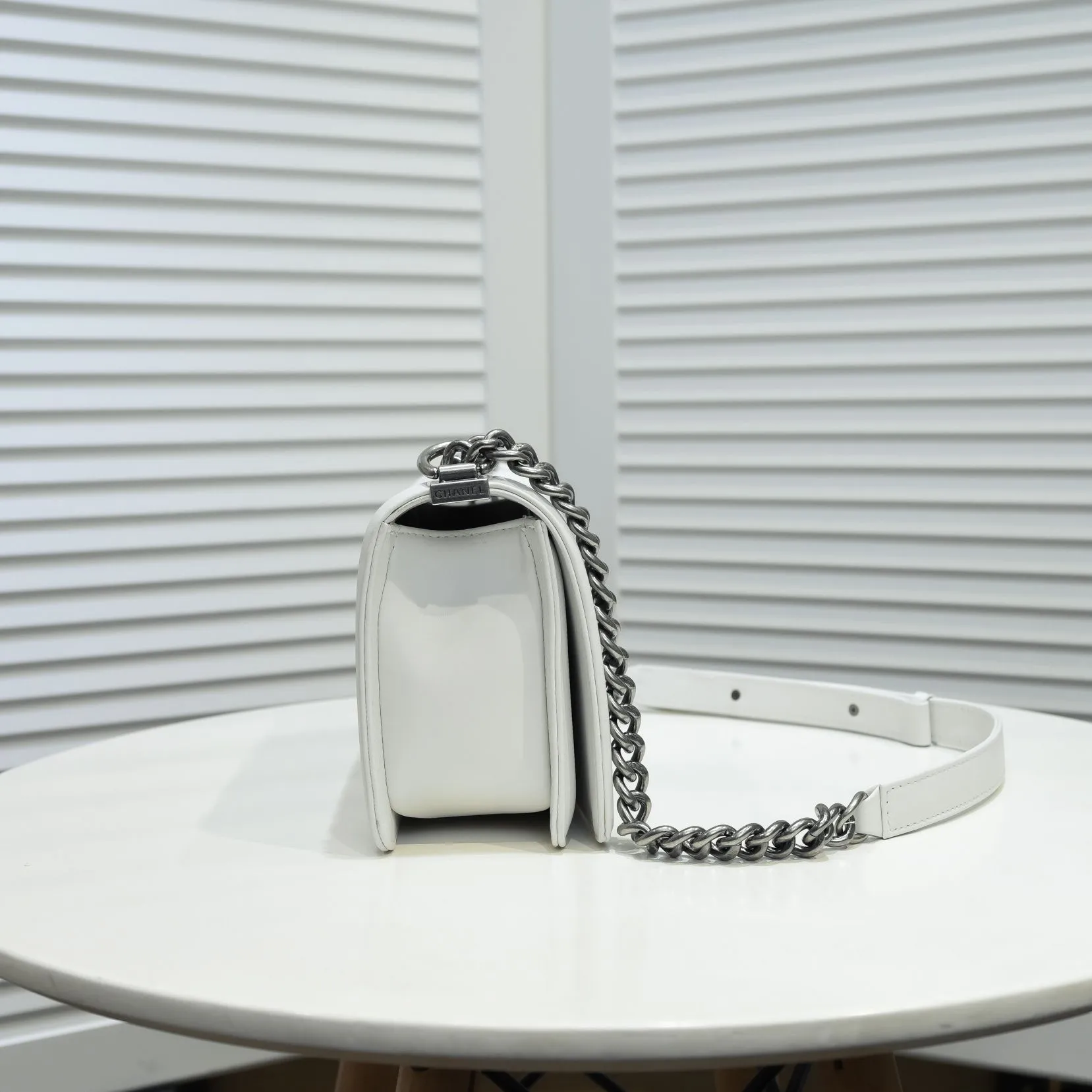💰420￥ (Full sheepskin with original hardware) [Smile] Chanel Chanel 👑 Lambskin [Lightning] Thickened electroplated hardware accessories 🌈 Workmanship is comparable to the original order 💪 The bottom can be pinched Marks rebound, absolutely spot-on, real-life photos, fashionable and durable💪💪High-end quality, no pressure in and out of the drill cabinet💏, size 25*15*8cm, model number: 67086 ancient silver V grid