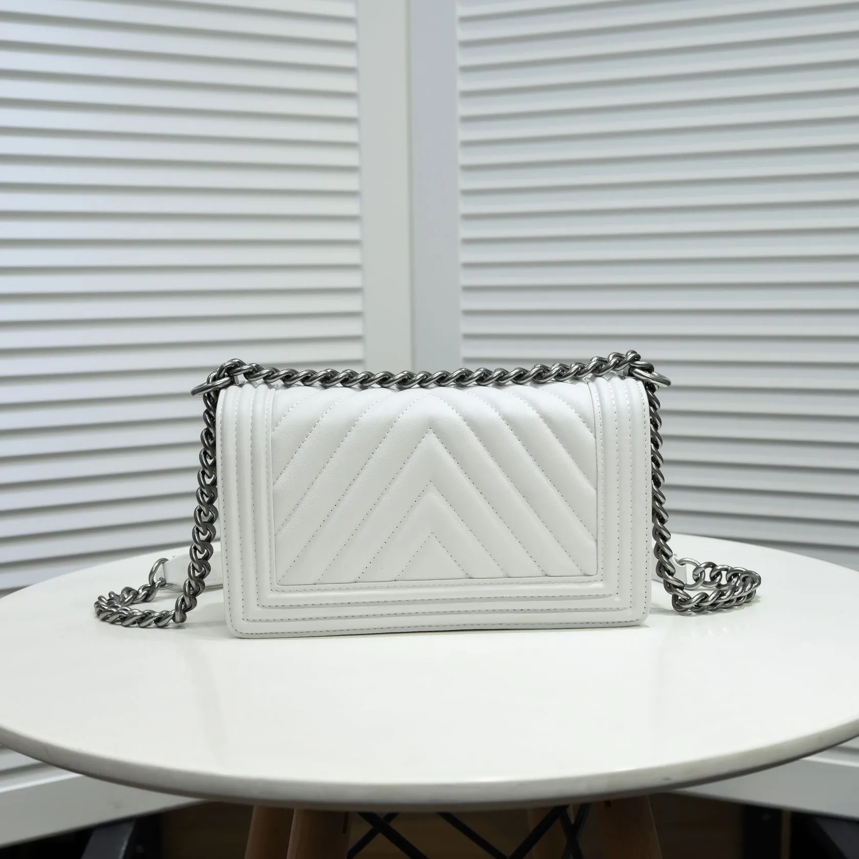 💰420￥ (Full sheepskin with original hardware) [Smile] Chanel Chanel 👑 Lambskin [Lightning] Thickened electroplated hardware accessories 🌈 Workmanship is comparable to the original order 💪 The bottom can be pinched Marks rebound, absolutely spot-on, real-life photos, fashionable and durable💪💪High-end quality, no pressure in and out of the drill cabinet💏, size 25*15*8cm, model number: 67086 ancient silver V grid