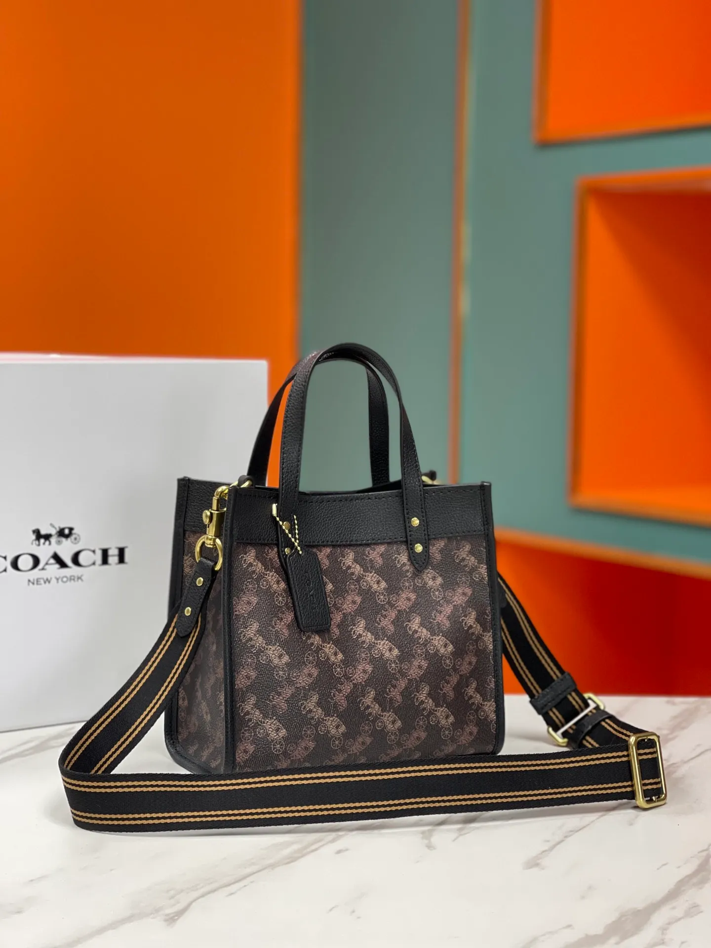 Batch 420💰coach/Coach new counter new color model number CM710. Coach Field Tote 22 Classic C logo series tote, simple yet high-end. Square and square. It looks cute and cute. It can be carried in the hand, on the shoulder, or cross-body. It is versatile and practical. It is super popular ~ the favorite of petite girls~ Size: 22*21*12 cm,