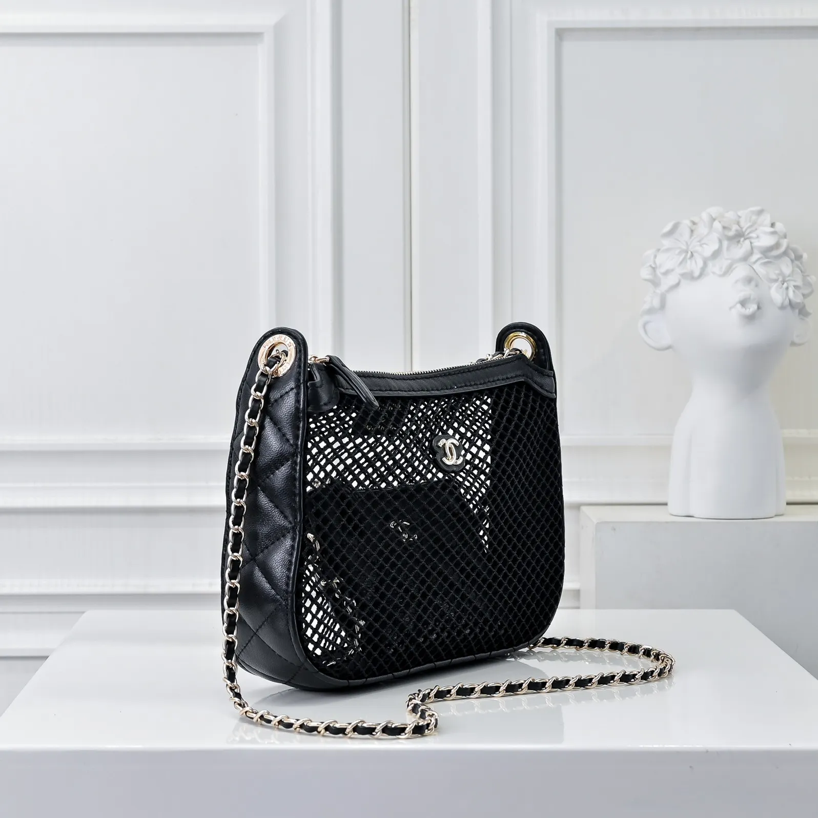 💰410￥👑CHANEL25S spring and summer popular series🔥Chanel fishnet gauze bag is made of hollow mesh, metal weaving/sheepskin mesh and other materials to create a light and breathable mesh bag effect. The double C logo is retained. The chain is interwoven with leather and metal and can be decorated with pearls, camellias and other decorations. The innovative attempt at hollow design and classic elements is really interesting!! Size 22x15cm, style number: 1231