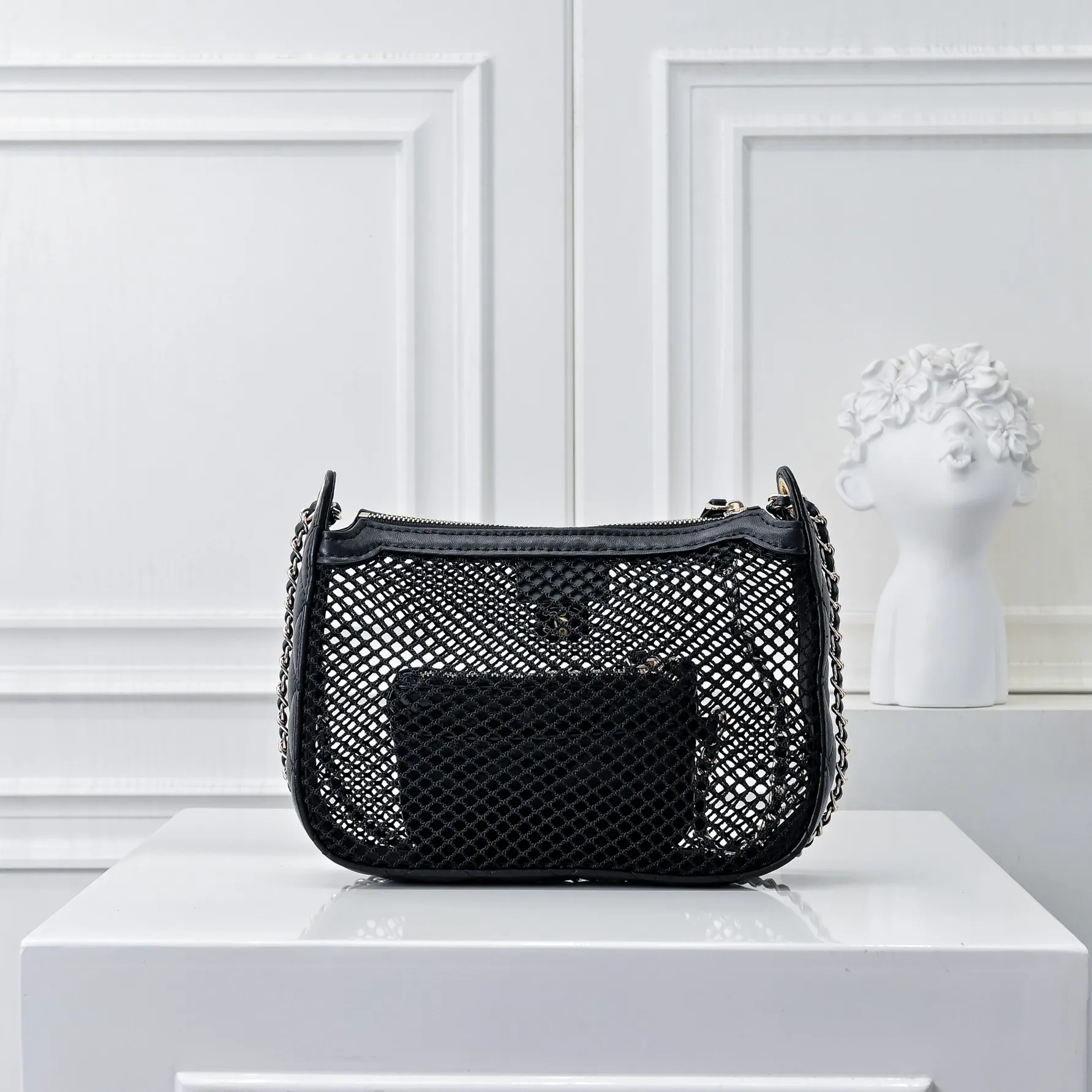 💰410￥👑CHANEL25S spring and summer popular series🔥Chanel fishnet gauze bag is made of hollow mesh, metal weaving/sheepskin mesh and other materials to create a light and breathable mesh bag effect. The double C logo is retained. The chain is interwoven with leather and metal and can be decorated with pearls, camellias and other decorations. The innovative attempt at hollow design and classic elements is really interesting!! Size 22x15cm, style number: 1231