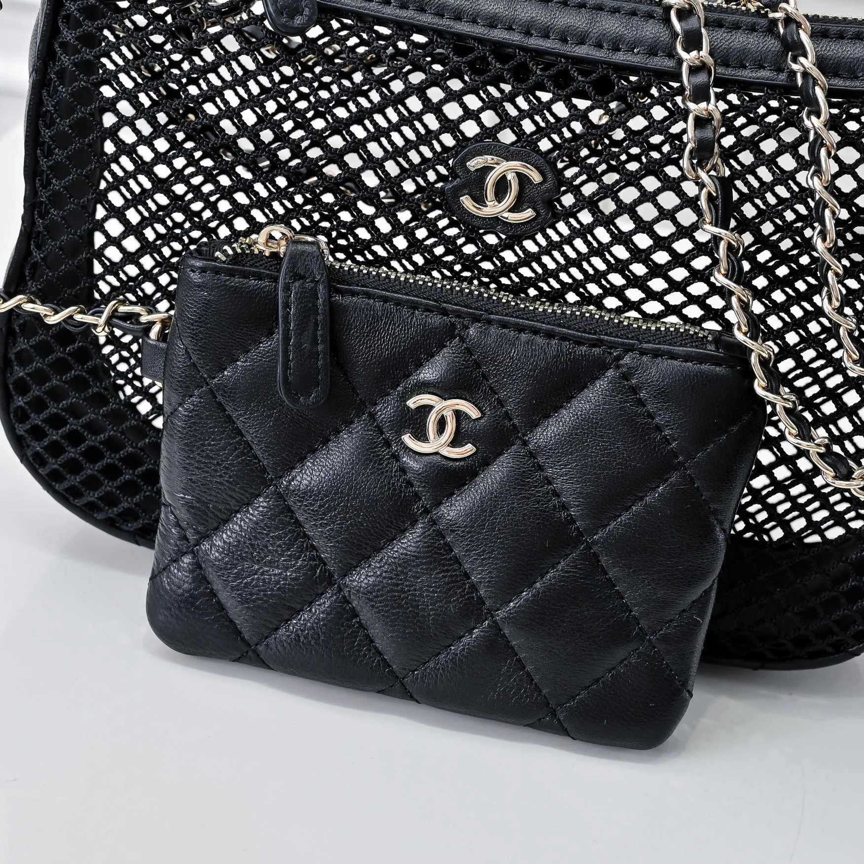 💰410￥👑CHANEL25S spring and summer popular series🔥Chanel fishnet gauze bag is made of hollow mesh, metal weaving/sheepskin mesh and other materials to create a light and breathable mesh bag effect. The double C logo is retained. The chain is interwoven with leather and metal and can be decorated with pearls, camellias and other decorations. The innovative attempt at hollow design and classic elements is really interesting!! Size 22x15cm, style number: 1231