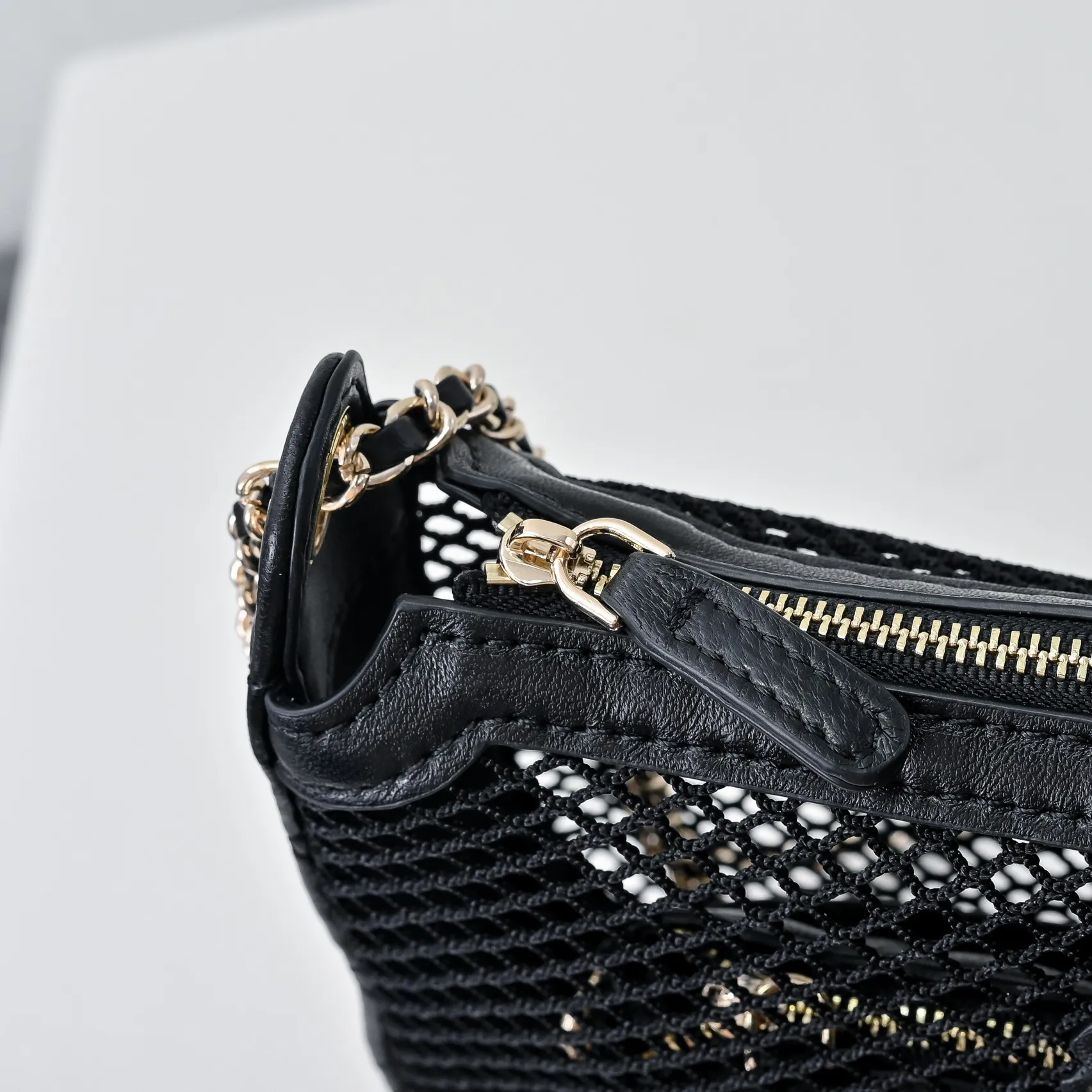 💰410￥👑CHANEL25S spring and summer popular series🔥Chanel fishnet gauze bag is made of hollow mesh, metal weaving/sheepskin mesh and other materials to create a light and breathable mesh bag effect. The double C logo is retained. The chain is interwoven with leather and metal and can be decorated with pearls, camellias and other decorations. The innovative attempt at hollow design and classic elements is really interesting!! Size 22x15cm, style number: 1231