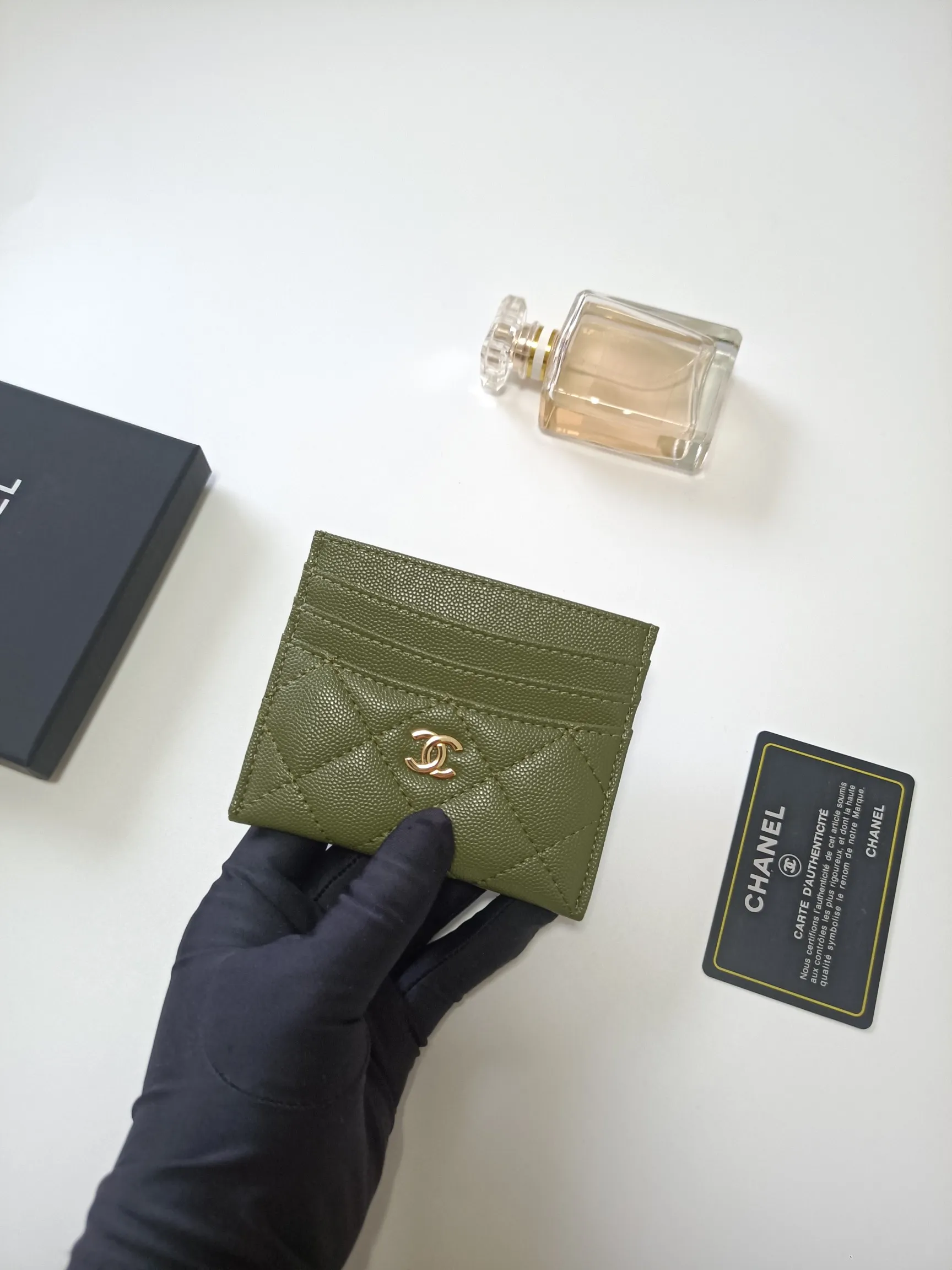 💰100💰 chanel 2025 new product card holder lambskin, seven card slots, can hold change, imported Italian lambskin + hardware logo, so beautiful, love it. The color is as shown in the picture, easy and fast storage, mini card holder No.: AP8964 Size: w11×h10cm