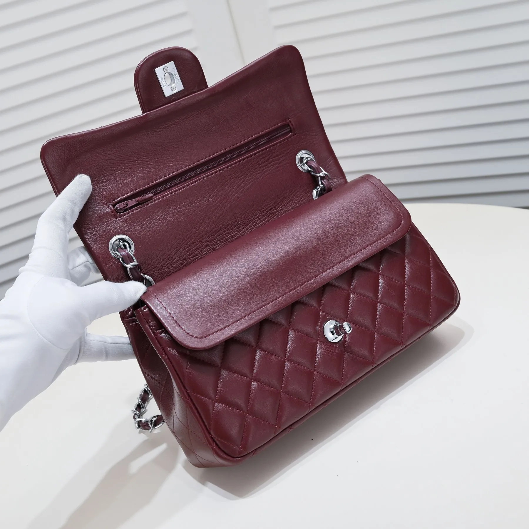 💰400￥Maroon Chanel🔥Exclusive quality real shot shipment✈️Official website updated simultaneously👑Chanel sheep pattern classic style with original hardware, summer style is coming💋CHANEL ‼ ️Crossbody bag, sheepskin with red lining🌸‼ ️ 🙈Fashion new favorite🙈 Size: 25.5*16*6.5. Style number: 1112 sheepskin