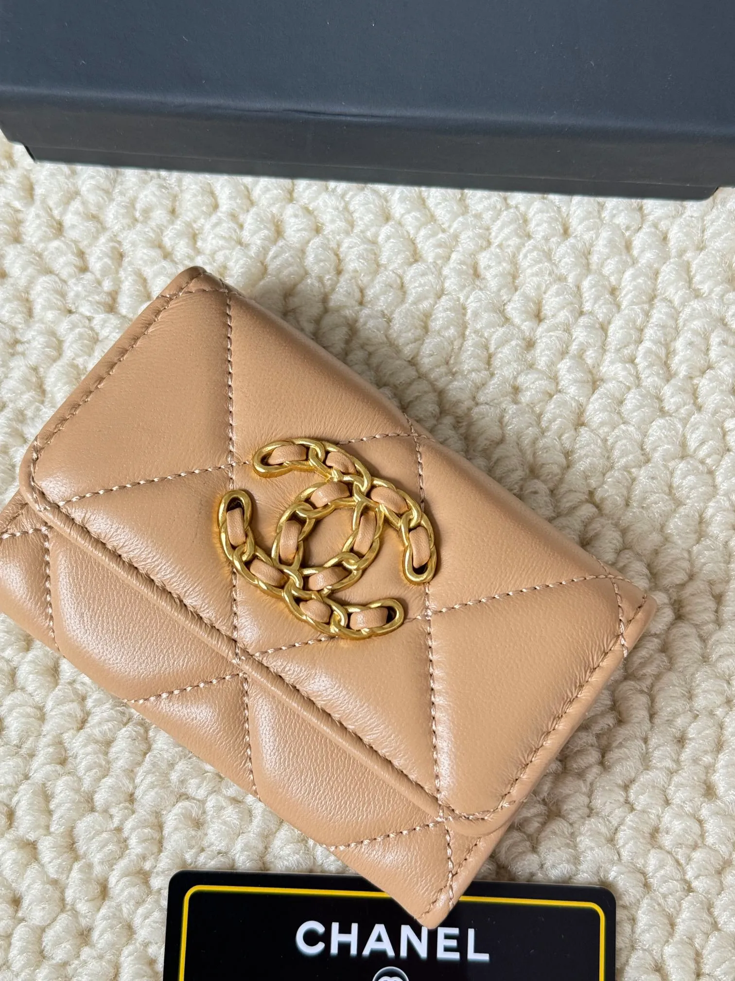💰130 model number AP3610 CHANEL new flap coin purse. This year’s latest logo is paired with rhombus, lambskin and retro hardware... This card holder has a large capacity. It can hold about 1,000 yuan at a 20% discount of 100 yuan, and it can also hold 2.3 cards, which is very practical! Size 11*8.5*3cm