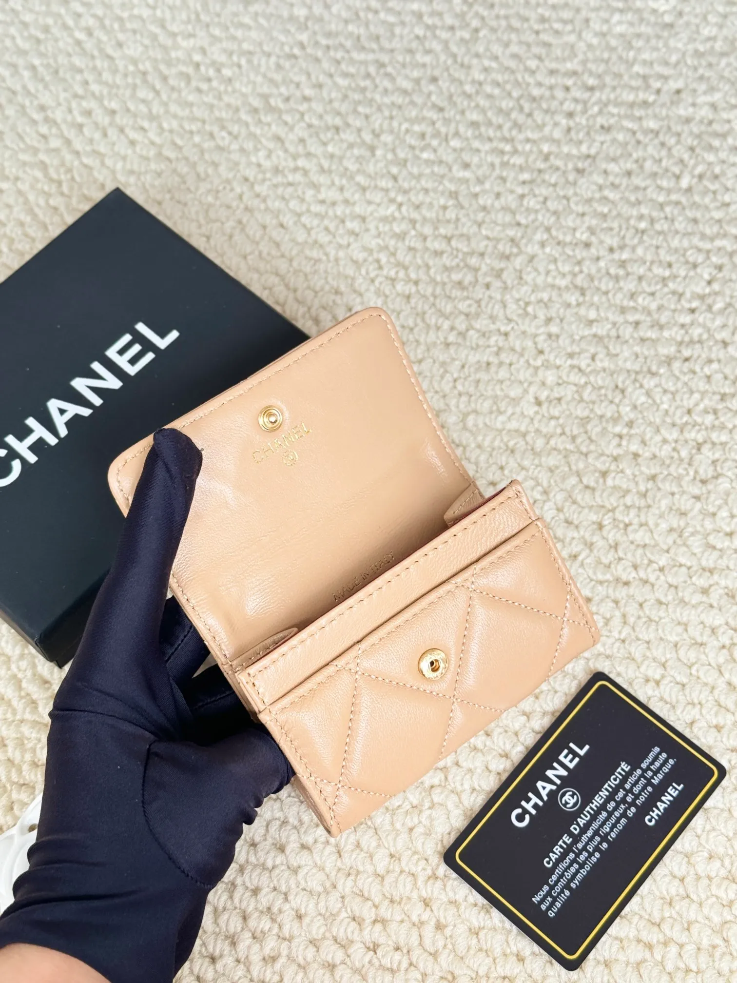 💰130 model number AP3610 CHANEL new flap coin purse. This year’s latest logo is paired with rhombus, lambskin and retro hardware... This card holder has a large capacity. It can hold about 1,000 yuan at a 20% discount of 100 yuan, and it can also hold 2.3 cards, which is very practical! Size 11*8.5*3cm