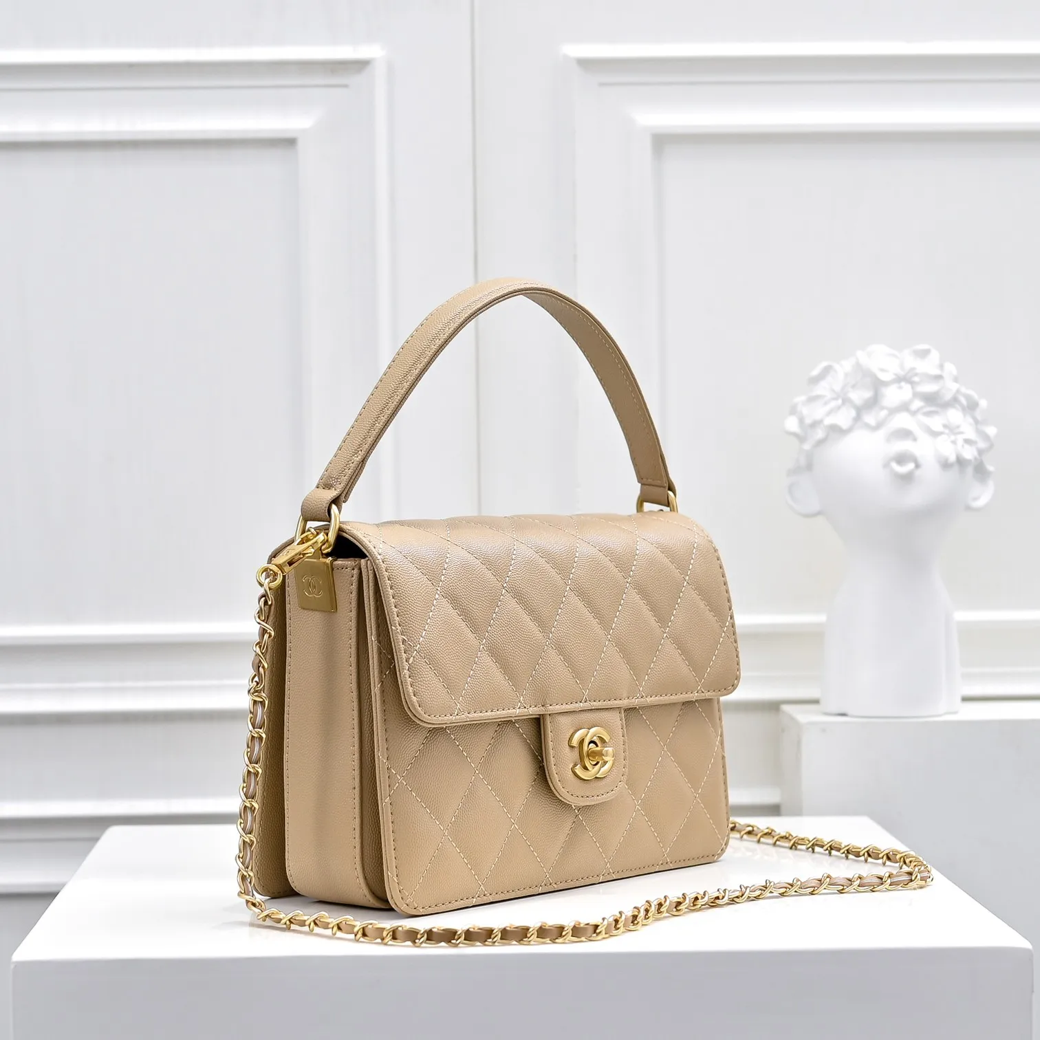 💰450￥大号👑CHANEL24k秋冬新款大中小鱼子酱牛皮的独特质感.可以手拎也可以斜挎.肩带🉑️拆卸，无论是日常出街.还是重要场合都能完美搭配你的每一个look，它的经典与优雅让你在人群中脱颖而出。 Large size: 23x16cm, style number: 1212