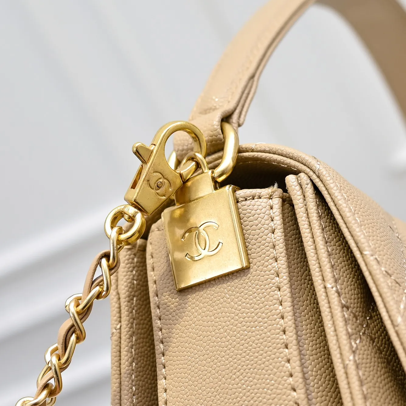 💰450￥大号👑CHANEL24k秋冬新款大中小鱼子酱牛皮的独特质感.可以手拎也可以斜挎.肩带🉑️拆卸，无论是日常出街.还是重要场合都能完美搭配你的每一个look，它的经典与优雅让你在人群中脱颖而出。 Large size: 23x16cm, style number: 1212