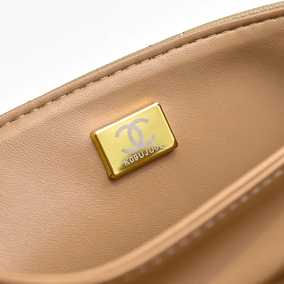 💰450￥大号👑CHANEL24k秋冬新款大中小鱼子酱牛皮的独特质感.可以手拎也可以斜挎.肩带🉑️拆卸，无论是日常出街.还是重要场合都能完美搭配你的每一个look，它的经典与优雅让你在人群中脱颖而出。 Large size: 23x16cm, style number: 1212