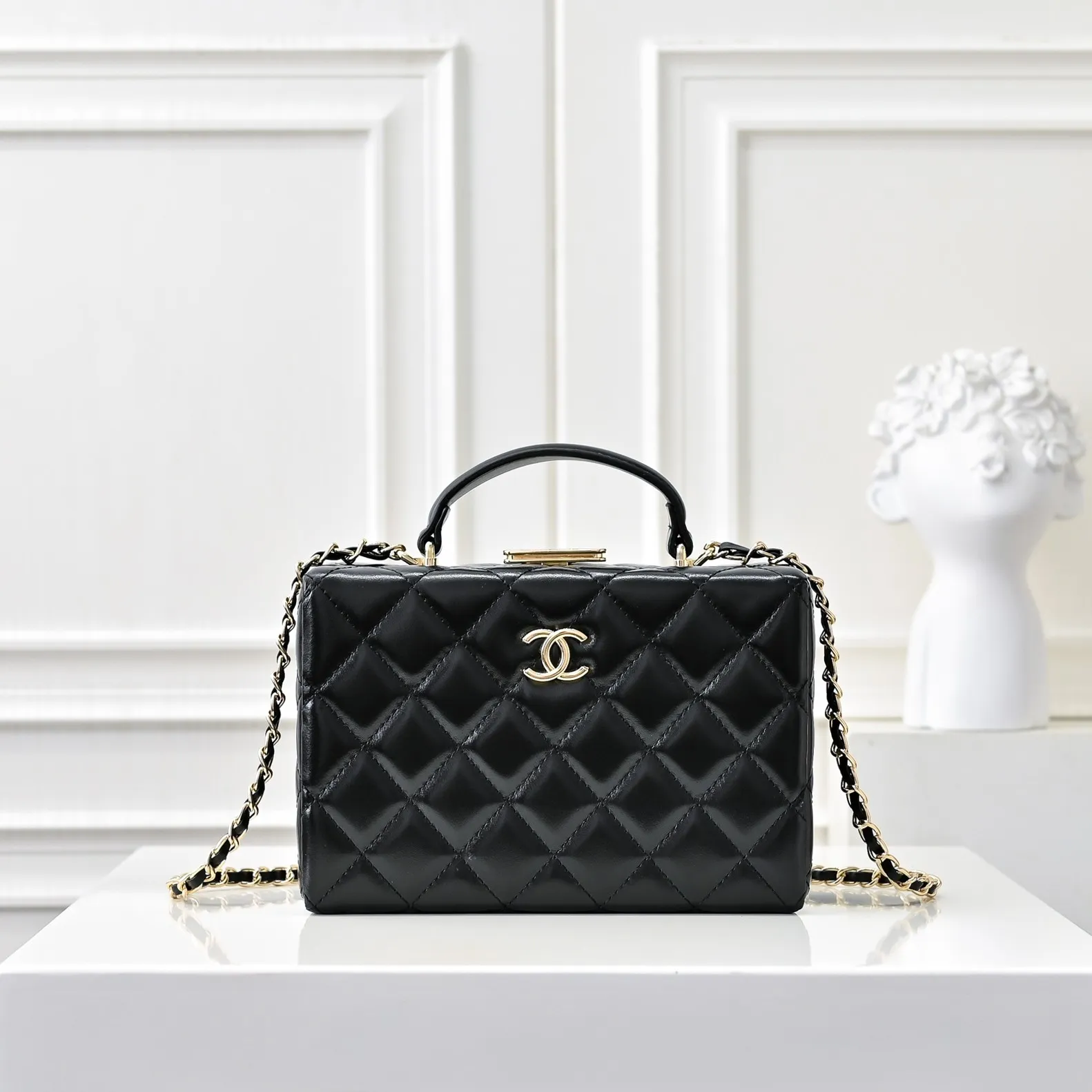 💰520￥👑CHANEL24k cosmetic bag, full of high-end sense, practical and fashionable at the same time, classic light gold chain with first-layer cowhide, wear-resistant. Super texture, double C logo. I love this cosmetic bag more and more. It looks very beautiful when I carry it with me. It can make you look stunning when paired with any clothes! Size: 20x14cm, style number: 1219