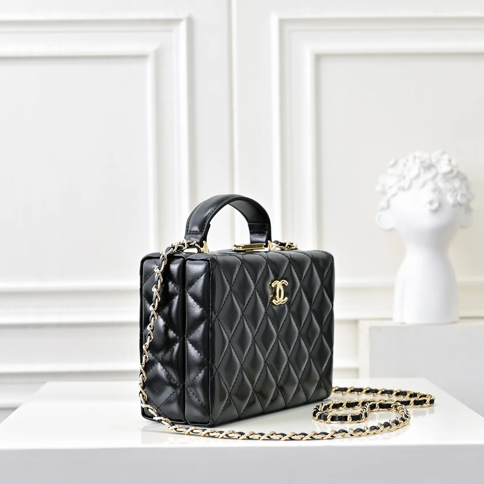 💰520￥👑CHANEL24k cosmetic bag, full of high-end sense, practical and fashionable at the same time, classic light gold chain with first-layer cowhide, wear-resistant. Super texture, double C logo. I love this cosmetic bag more and more. It looks very beautiful when I carry it with me. It can make you look stunning when paired with any clothes! Size: 20x14cm, style number: 1219