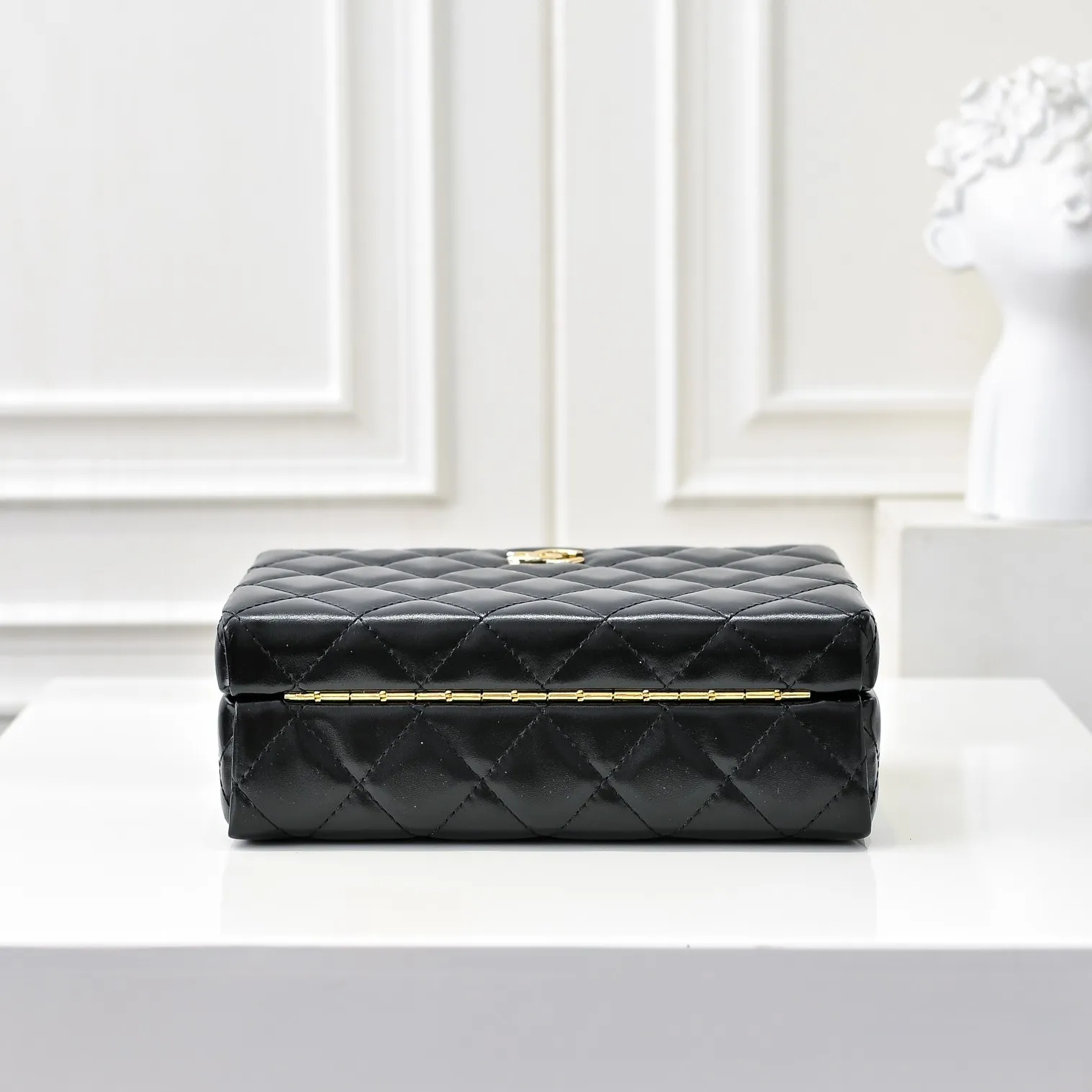 💰520￥👑CHANEL24k cosmetic bag, full of high-end sense, practical and fashionable at the same time, classic light gold chain with first-layer cowhide, wear-resistant. Super texture, double C logo. I love this cosmetic bag more and more. It looks very beautiful when I carry it with me. It can make you look stunning when paired with any clothes! Size: 20x14cm, style number: 1219