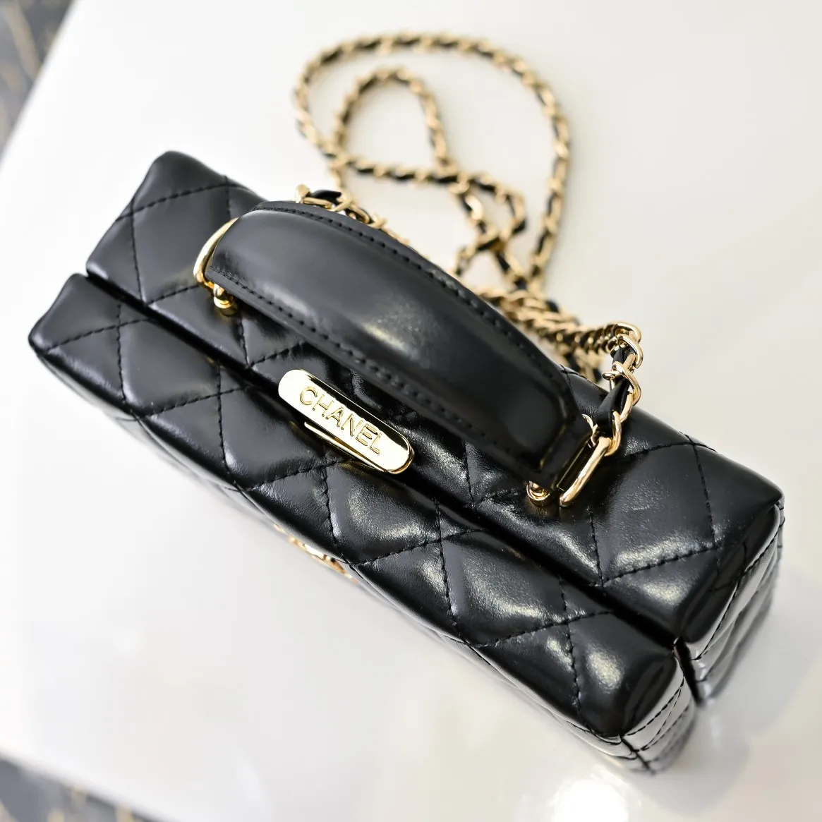 💰520￥👑CHANEL24k cosmetic bag, full of high-end sense, practical and fashionable at the same time, classic light gold chain with first-layer cowhide, wear-resistant. Super texture, double C logo. I love this cosmetic bag more and more. It looks very beautiful when I carry it with me. It can make you look stunning when paired with any clothes! Size: 20x14cm, style number: 1219
