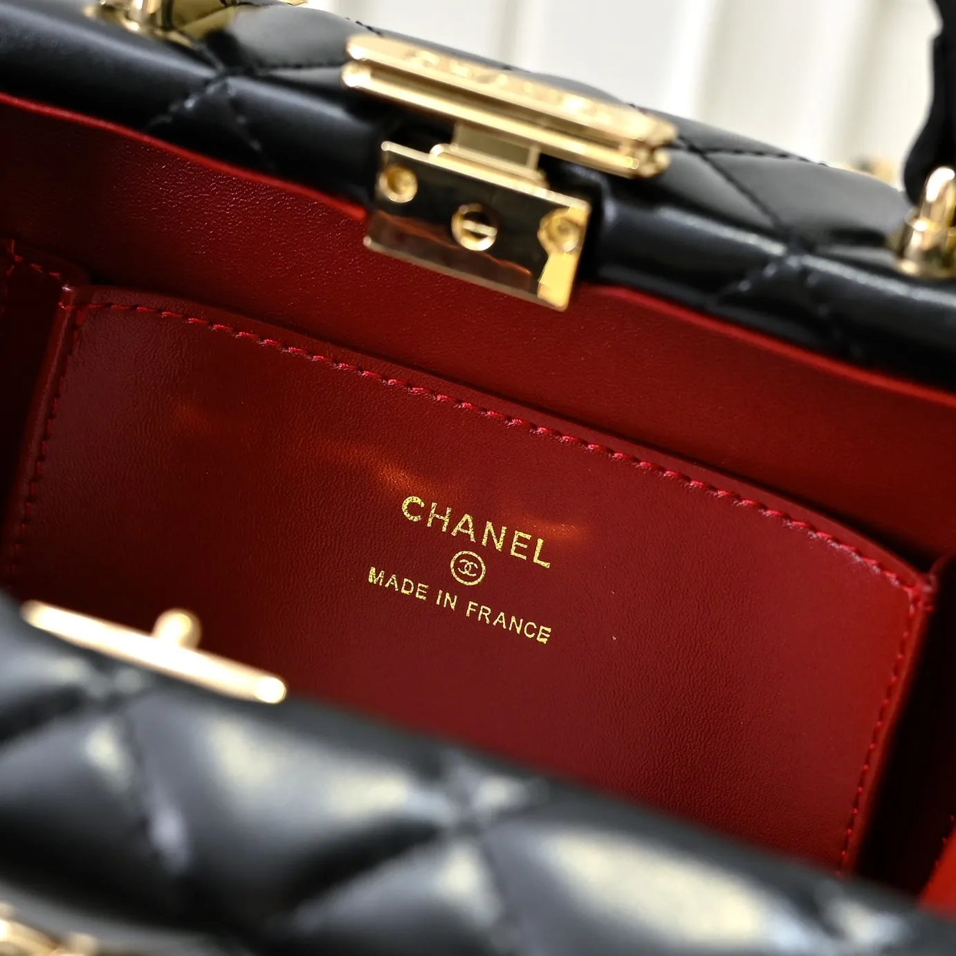 💰520￥👑CHANEL24k cosmetic bag, full of high-end sense, practical and fashionable at the same time, classic light gold chain with first-layer cowhide, wear-resistant. Super texture, double C logo. I love this cosmetic bag more and more. It looks very beautiful when I carry it with me. It can make you look stunning when paired with any clothes! Size: 20x14cm, style number: 1219