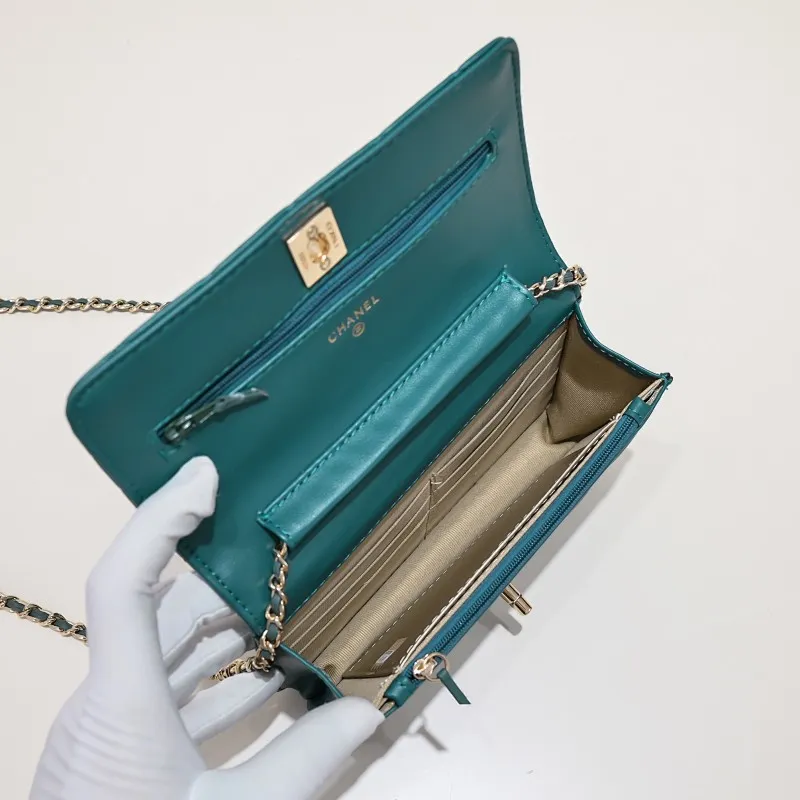 All Categories Official Website "Brand Women's Bags" Women's Bags 💙 Chanel Chane Small Chain Bag Wallet on chain is definitely indispensable. Imported calfskin 🐂 This bag is super practical, but it has a bug ~ it is too long, because it is designed according to European and American body shapes, and it will be slightly longer for Asians! but! Don't be afraid, there is magic now