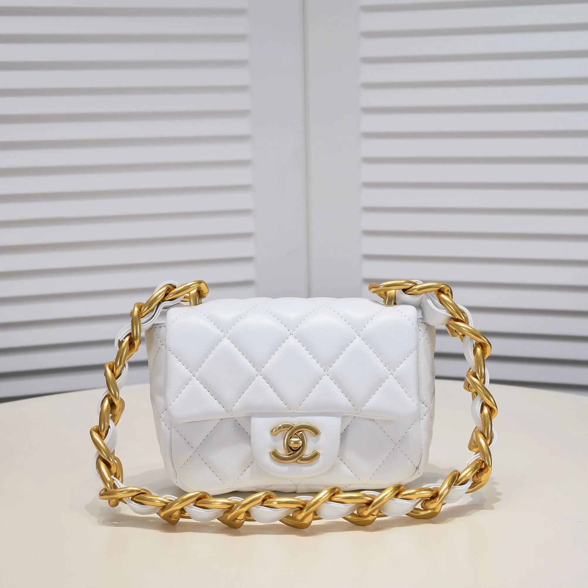 All Categories Official Website "Brand Women's Bags" Women's Bags 💙 Chanel �C𝗵𝗮𝗻𝗲𝟭 𝟮𝟮𝘀 Large Gold Chain Armpit Bag Small Size Jimei, have you got it yet? This bag is easy to wear with hot girls, and the capacity is good. The thick chain is the finishing touch of this bag. It is younger and more fashionable than Cf. 𝐒𝐢𝐳𝐞𝟏𝟑-𝟏𝟕