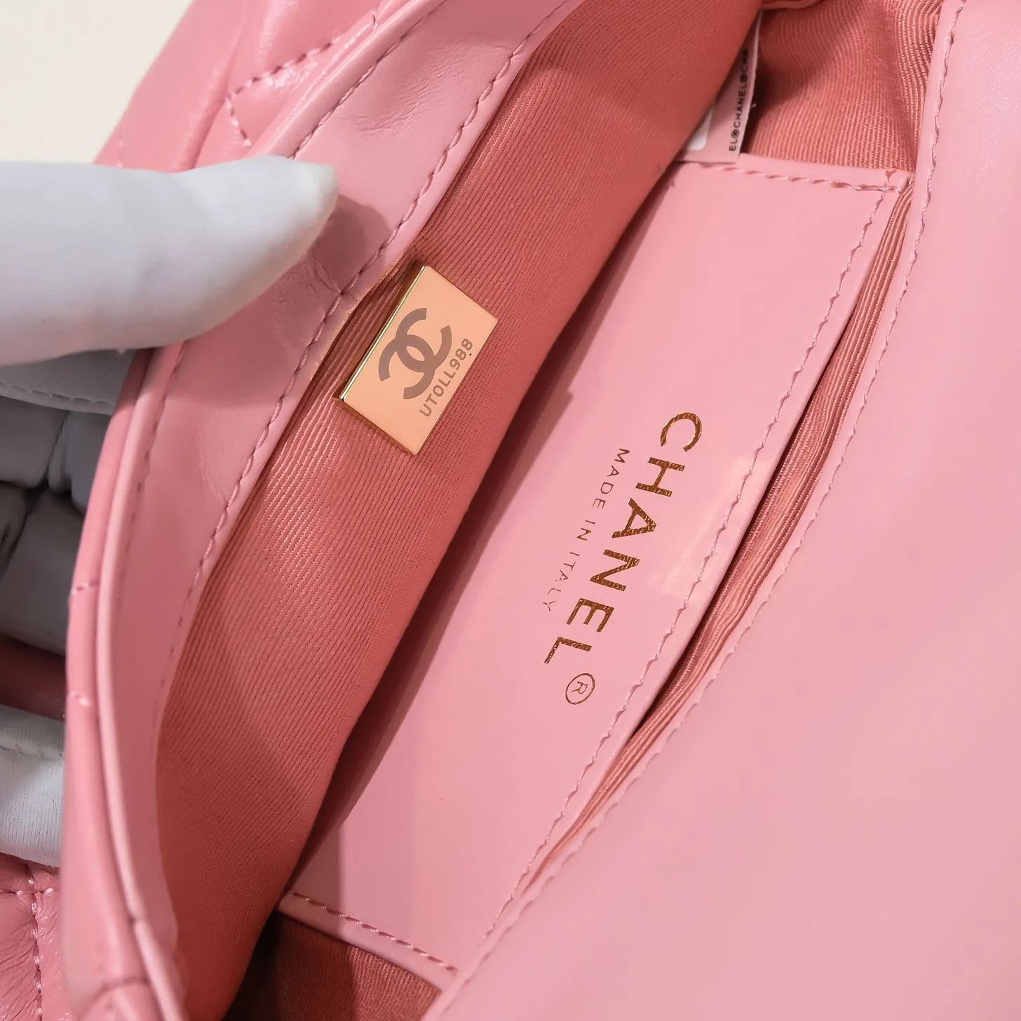 All Categories Official Website "Brand Women's Bags" Women's Bags 💙 Chanel �C𝗵𝗮𝗻𝗲𝟭 𝟮𝟮𝘀 Large Gold Chain Armpit Bag Small Size Jimei, have you got it yet? This bag is easy to wear with hot girls, and the capacity is good. The thick chain is the finishing touch of this bag. It is younger and more fashionable than Cf. 𝐒𝐢𝐳𝐞𝟏𝟑-𝟏𝟕