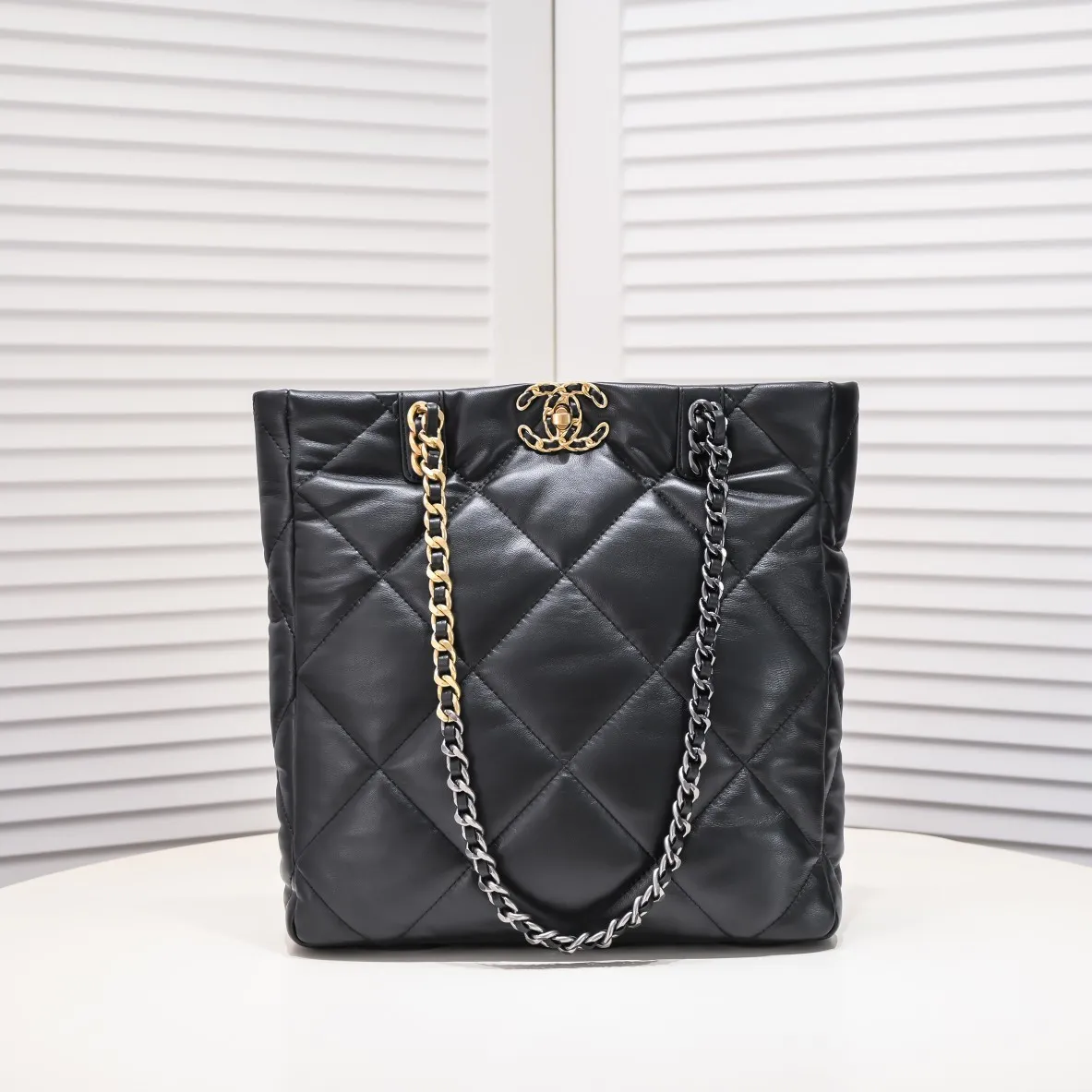 All Categories Official Website "Brand Women's Bags" Women's Bags 💙 Chanel 𝗖𝗛𝗔𝗡𝗘𝗟 𝟮𝟮𝗕 19𝑩𝑨𝑮 𝑻𝒐𝒕𝒆Black Gold Italian first-grade [GR] lambskin, with a delicate and soft feel. The classic diamond pattern design is matched with a leather-clad metal chain. The gold color brings a sense of luxury. This season’s most classic black gold design has been collected.