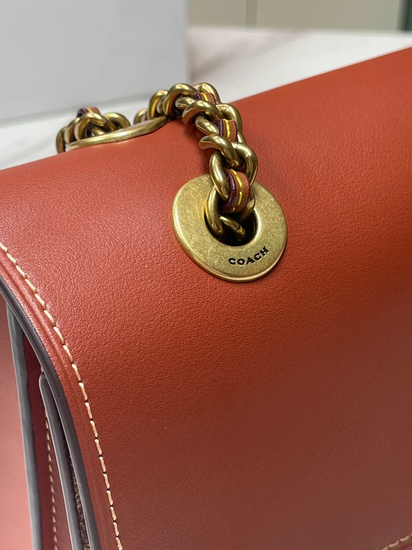 Top original order, batch 540💰original order quality COACH model 30585 Camellia Parker classic series chain bag, using original imported cowhide and PVC, original retro hardware, suede lining. The chain can be used for two purposes. It can be folded up to be carried on the shoulder or hand-held, and can be released to be worn cross-body. It is very practical. The design is simple, beautiful and self-respecting. Retro and elegant, with quality! Size: 26*17*10