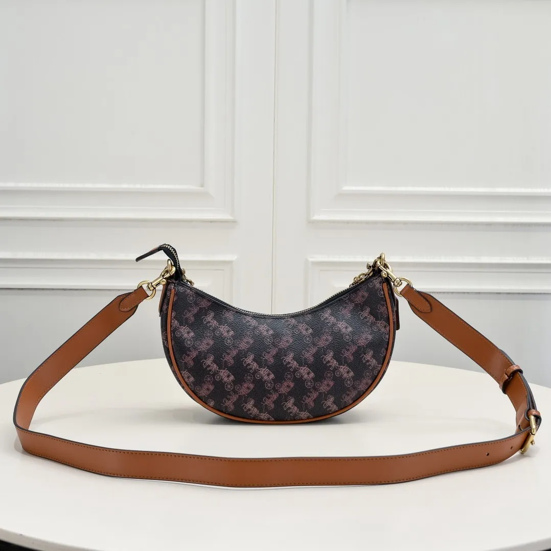 P360 [Top original order] CM584 Kou's new mira crescent bag has a proper temperament on the upper body, using a retro brushed brass chain ~ full of texture. Two shoulder straps can be worn cross-body under the arm, and the two styles can be switched at will. Size:23.5*16*6.5cm