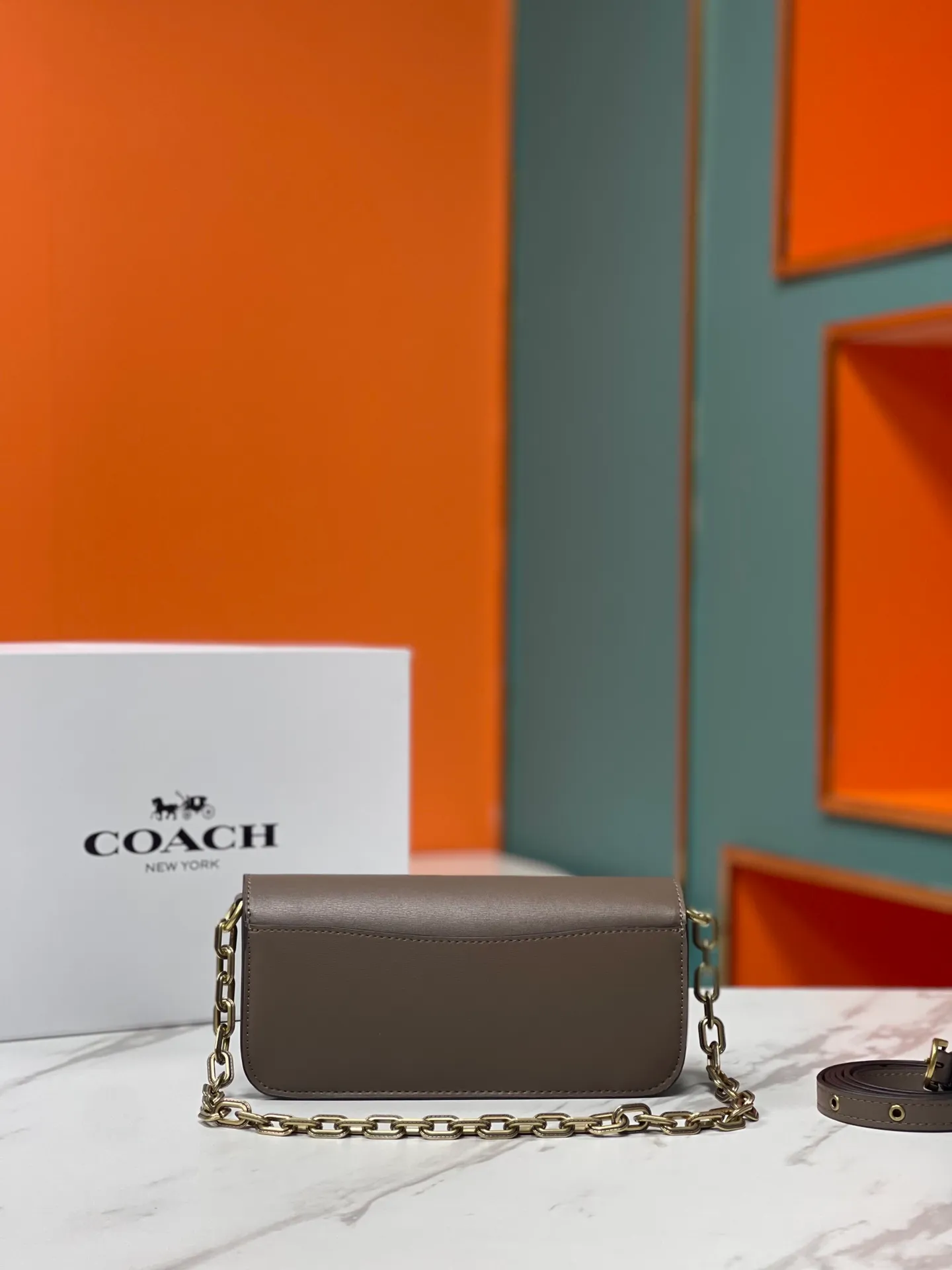 Batch 500💰💃Coach’s latest crossbody bag💐The shoulder strap design has a full score of 100. The leather detachable shoulder strap is also equipped with a retro old chain + leather shoulder strap. The large brand logoC is particularly obvious on the accordion-style sides. The material is lined with nappa sheepskin. The texture is very good! #coachNew #Chain Bag Model CP362. Size 24X10X7