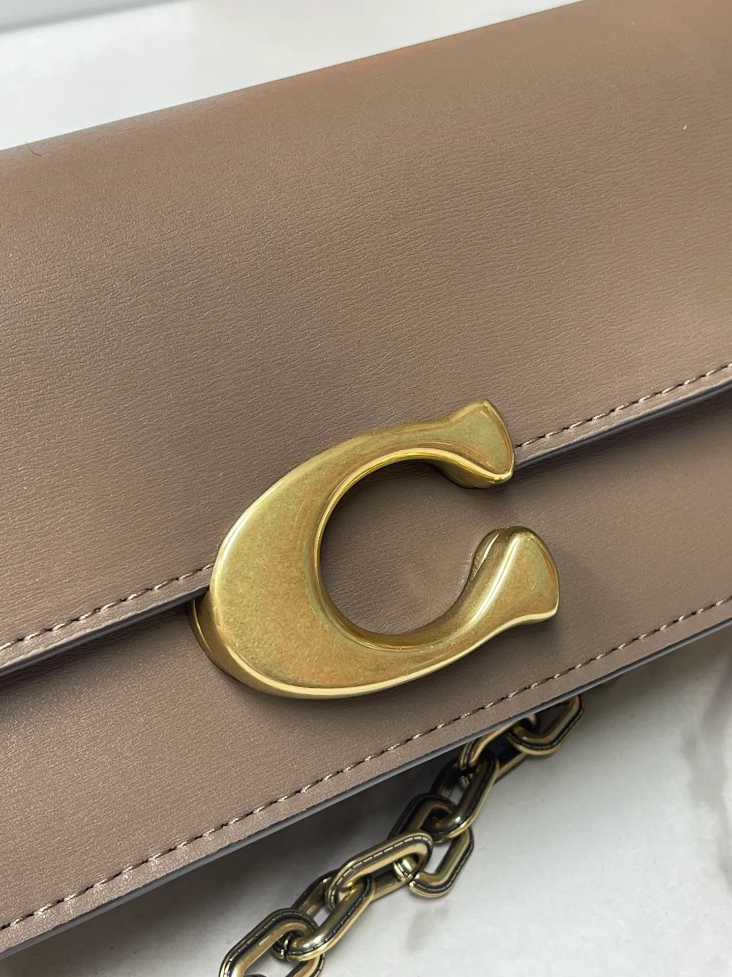 Batch 500💰💃Coach’s latest crossbody bag💐The shoulder strap design has a full score of 100. The leather detachable shoulder strap is also equipped with a retro old chain + leather shoulder strap. The large brand logoC is particularly obvious on the accordion-style sides. The material is lined with nappa sheepskin. The texture is very good! #coachNew #Chain Bag Model CP362. Size 24X10X7