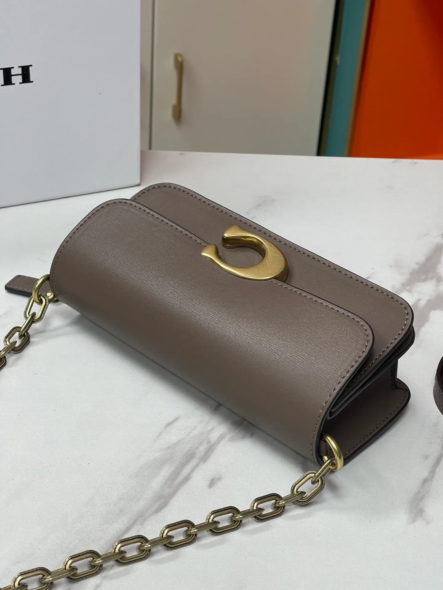 Batch 500💰💃Coach’s latest crossbody bag💐The shoulder strap design has a full score of 100. The leather detachable shoulder strap is also equipped with a retro old chain + leather shoulder strap. The large brand logoC is particularly obvious on the accordion-style sides. The material is lined with nappa sheepskin. The texture is very good! #coachNew #Chain Bag Model CP362. Size 24X10X7