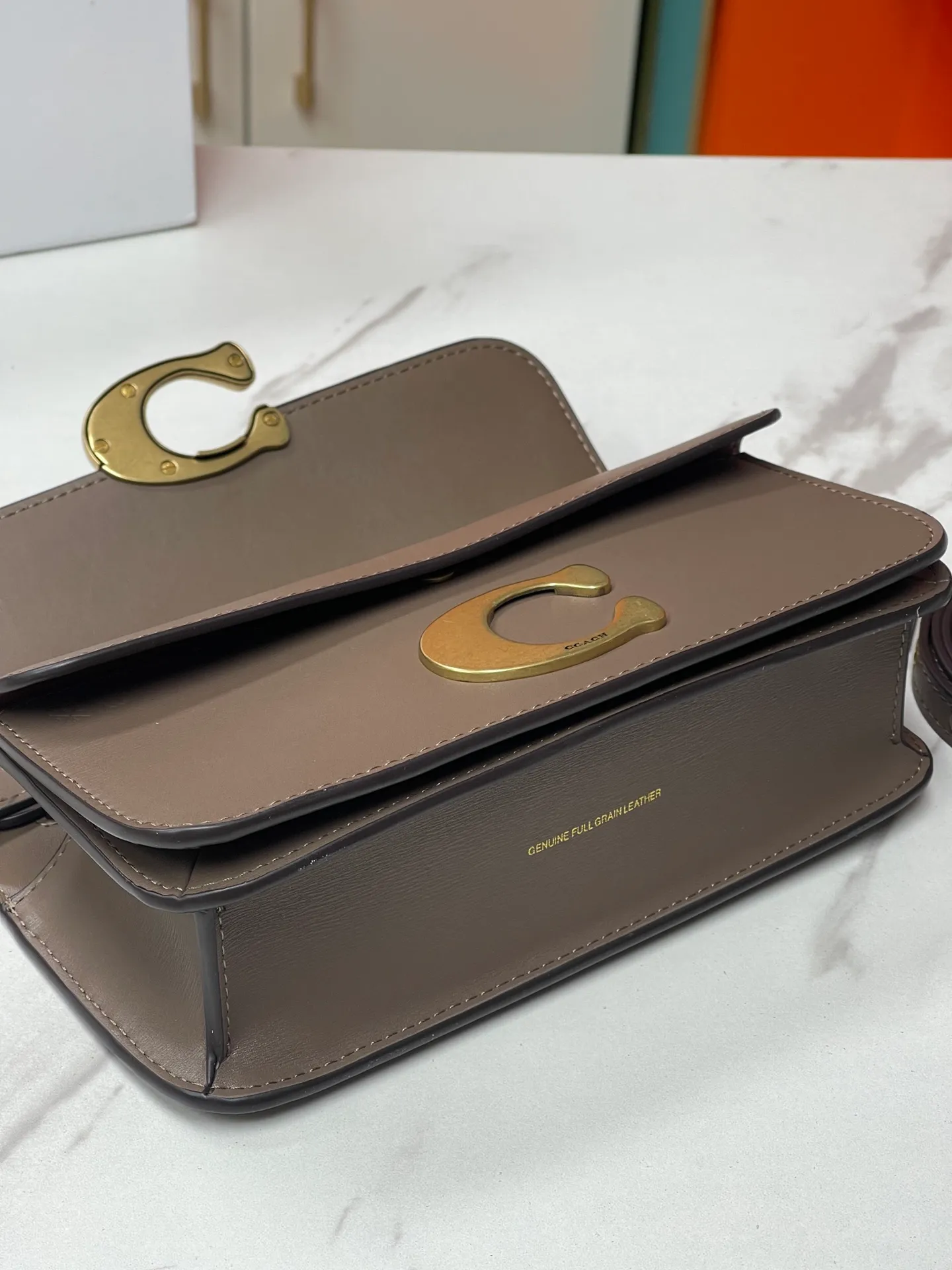 Batch 500💰💃Coach’s latest crossbody bag💐The shoulder strap design has a full score of 100. The leather detachable shoulder strap is also equipped with a retro old chain + leather shoulder strap. The large brand logoC is particularly obvious on the accordion-style sides. The material is lined with nappa sheepskin. The texture is very good! #coachNew #Chain Bag Model CP362. Size 24X10X7