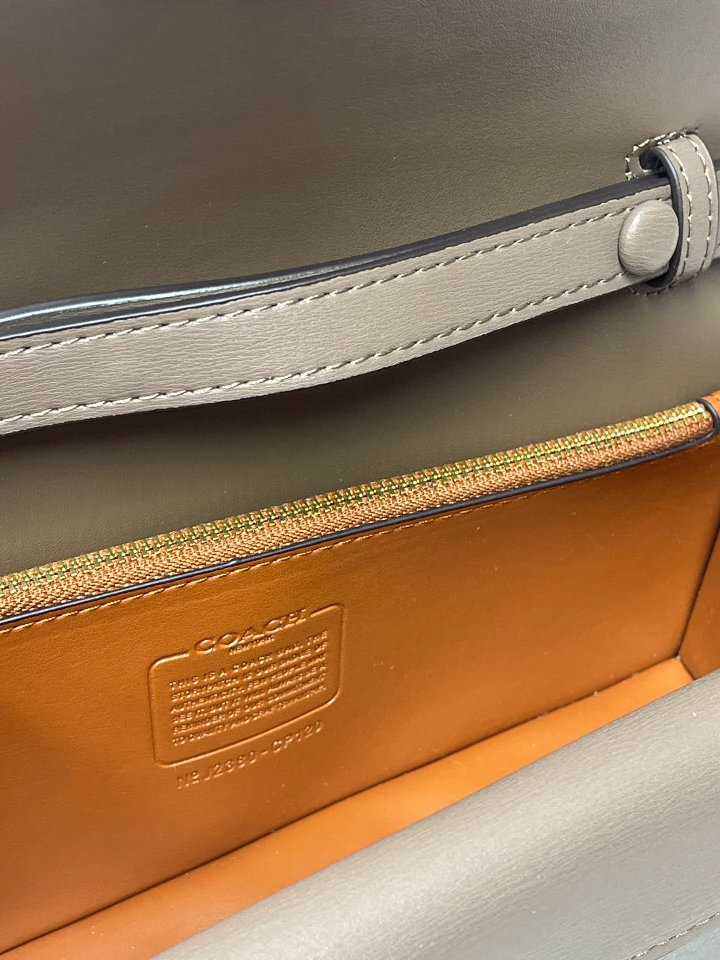 Batch 500💰💃Coach’s latest crossbody bag💐The shoulder strap design has a full score of 100. The leather detachable shoulder strap is also equipped with a retro old chain + leather shoulder strap. The large brand logoC is particularly obvious on the accordion-style sides. The material is lined with nappa sheepskin. The texture is very good! #coachNew #Chain Bag Model CP362. Size 24X10X7
