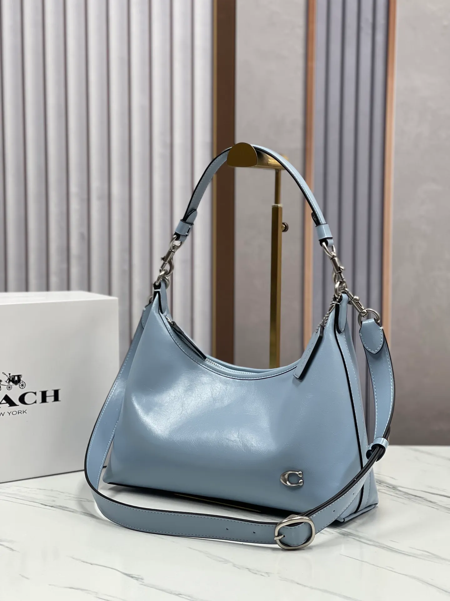 Batch 440💰 new coach model CR652 in April. Juliet Shoulder with waxed leather texture, super simple and elegant style. I love it. It is made of ultra-light material and can be worn cross-body under the arm. The capacity is also very large. You can put an umbrella in it. I like the three colors. Size: 30·22·11.5