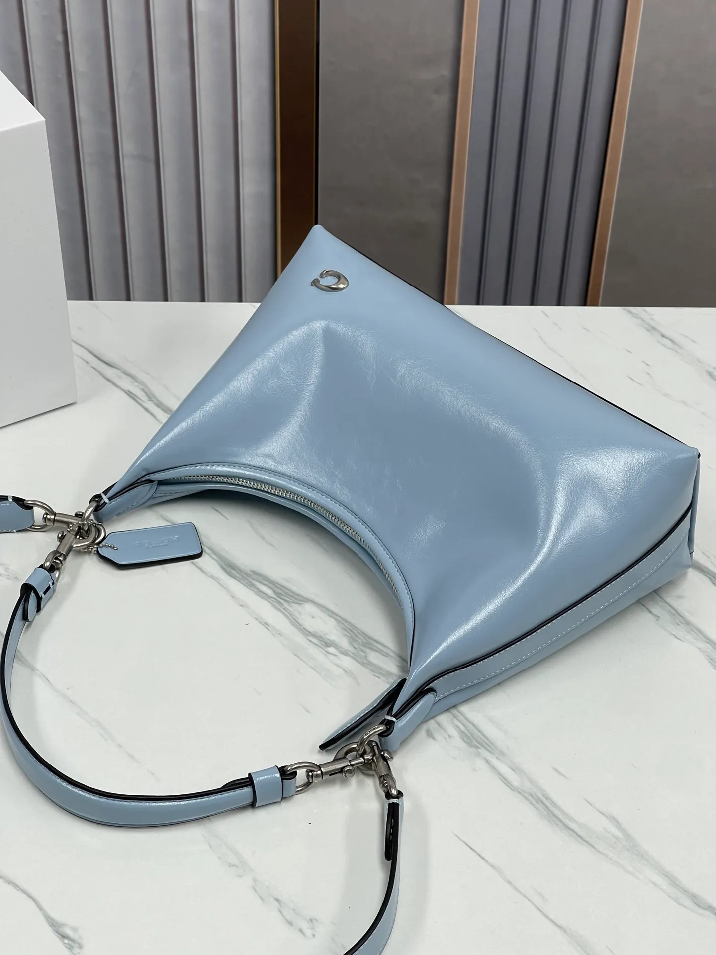 Batch 440💰 new coach model CR652 in April. Juliet Shoulder with waxed leather texture, super simple and elegant style. I love it. It is made of ultra-light material and can be worn cross-body under the arm. The capacity is also very large. You can put an umbrella in it. I like the three colors. Size: 30·22·11.5