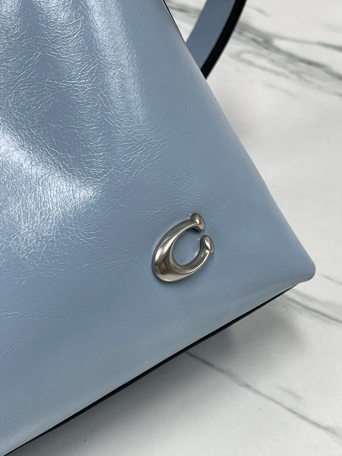 Batch 440💰 new coach model CR652 in April. Juliet Shoulder with waxed leather texture, super simple and elegant style. I love it. It is made of ultra-light material and can be worn cross-body under the arm. The capacity is also very large. You can put an umbrella in it. I like the three colors. Size: 30·22·11.5