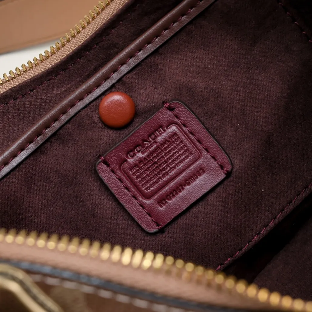 CM582 Kou's new mira crescent bag has a proper temperament on the upper body. It uses a retro brushed brass chain ~ full of texture. The two shoulder straps can be worn cross-body under the arm. You can switch between the two styles at will. Size:23.5*16*6.5cm