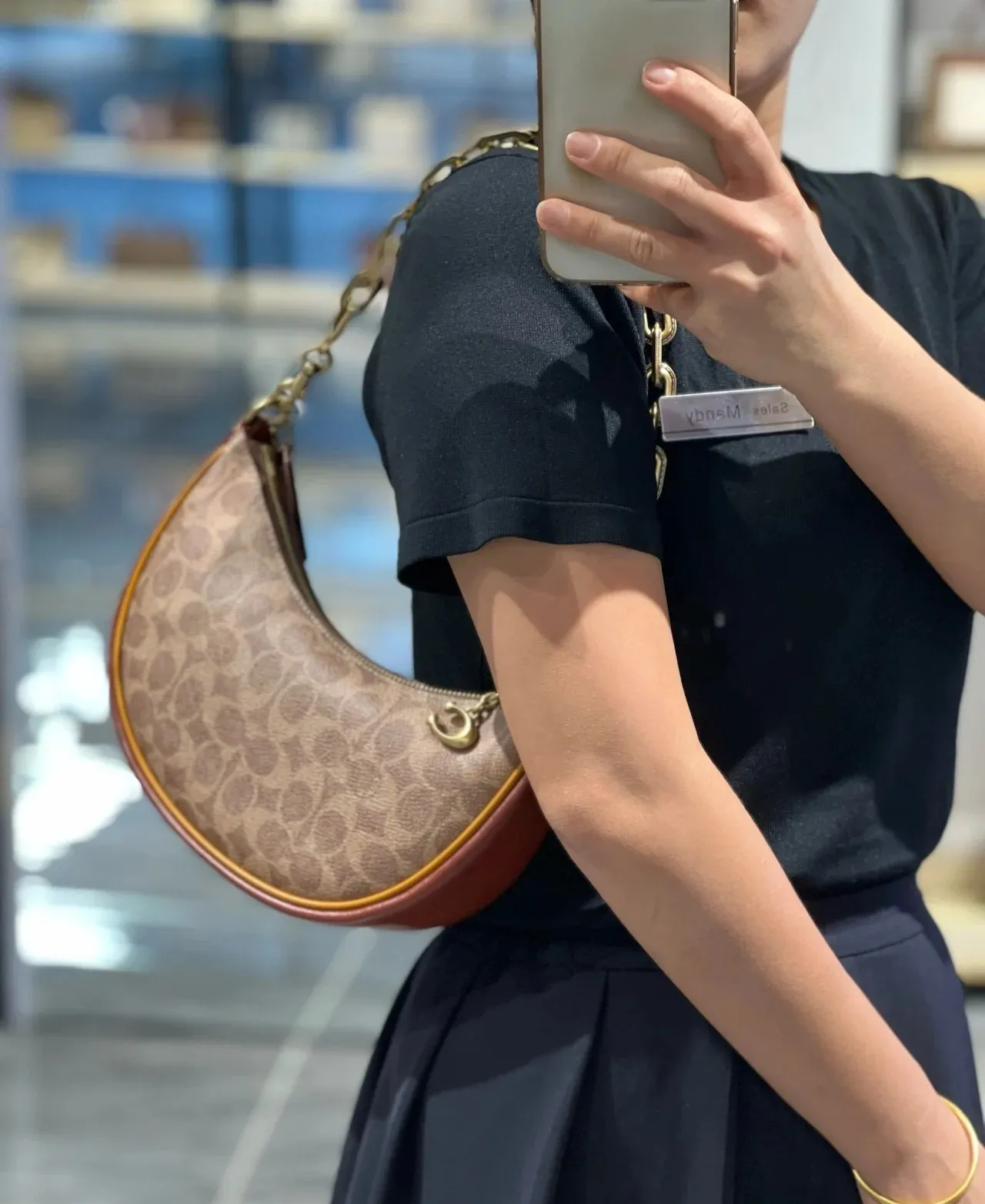 CM582 Kou's new mira crescent bag has a proper temperament on the upper body. It uses a retro brushed brass chain ~ full of texture. The two shoulder straps can be worn cross-body under the arm. You can switch between the two styles at will. Size:23.5*16*6.5cm