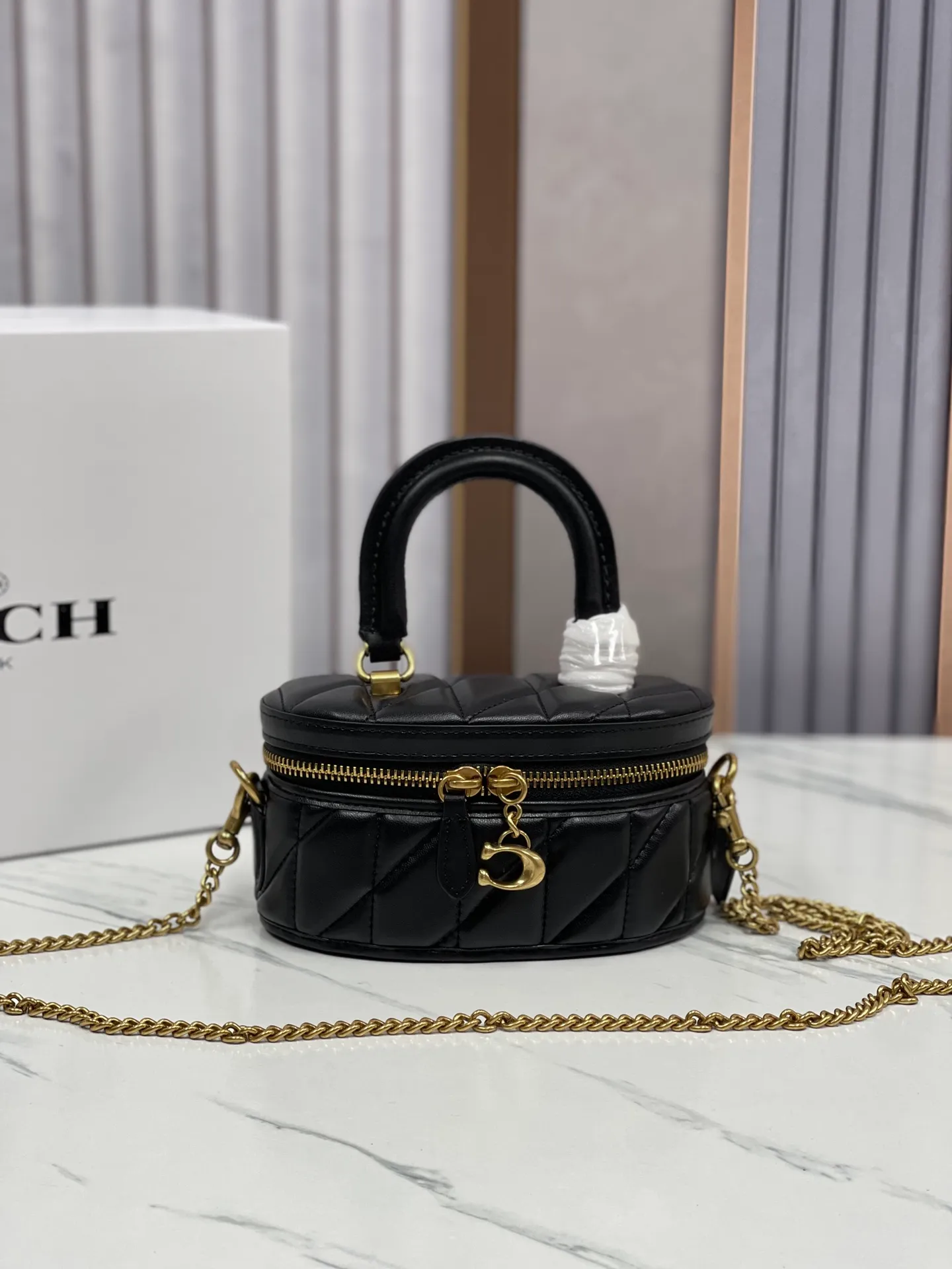 P400🐶Coach new box bag version 2.0. New cosmetic bag/chain shoulder crossbody bag💕Model CT876/CT877. Designers who listened to the advice, want a box bag that can hold mobile phones, here comes the new model in June that can accommodate pro-sized mobile phone lipstick air cushion powder, not to mention 💕size 17CM