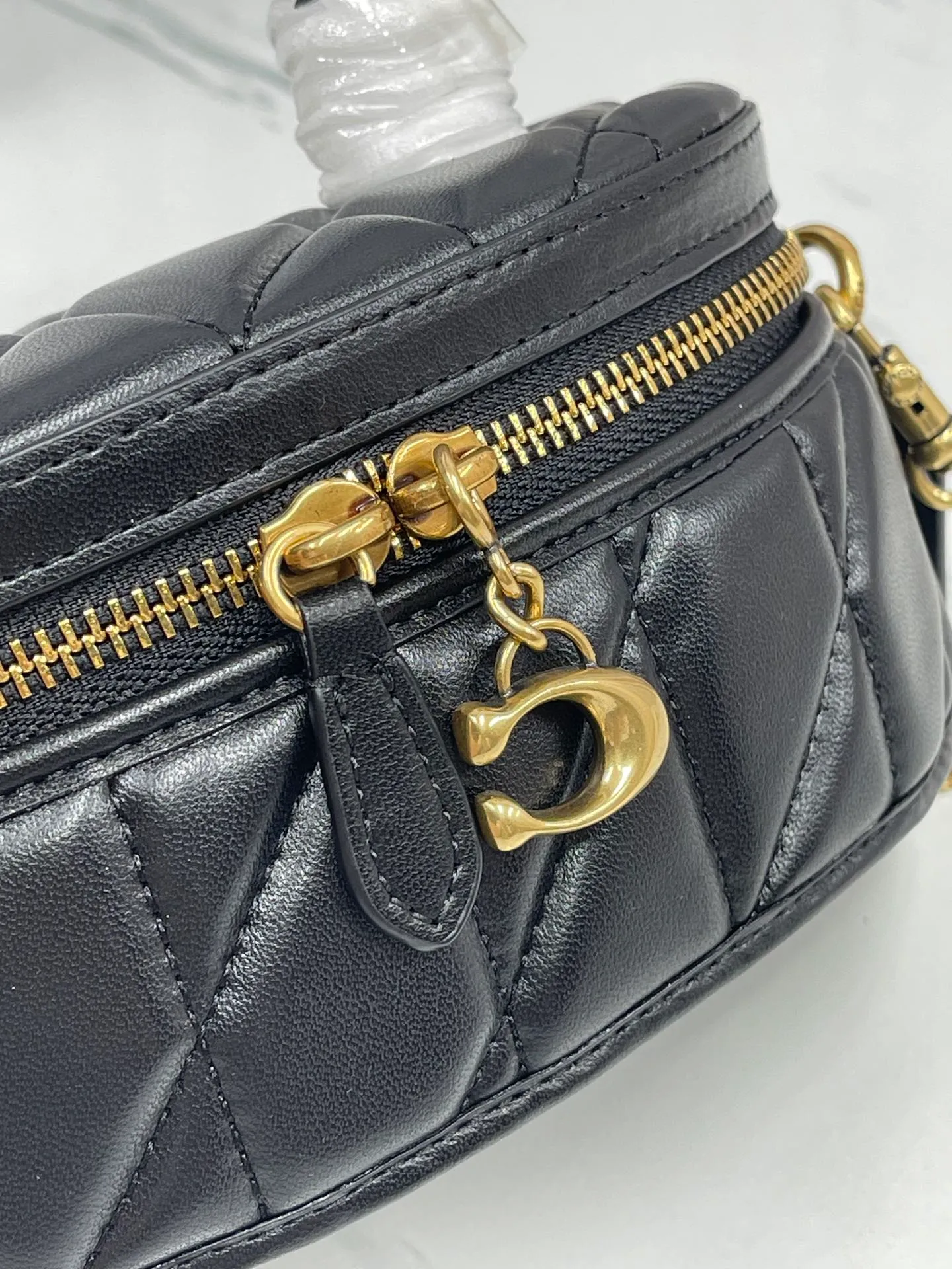 P400🐶Coach new box bag version 2.0. New cosmetic bag/chain shoulder crossbody bag💕Model CT876/CT877. Designers who listened to the advice, want a box bag that can hold mobile phones, here comes the new model in June that can accommodate pro-sized mobile phone lipstick air cushion powder, not to mention 💕size 17CM