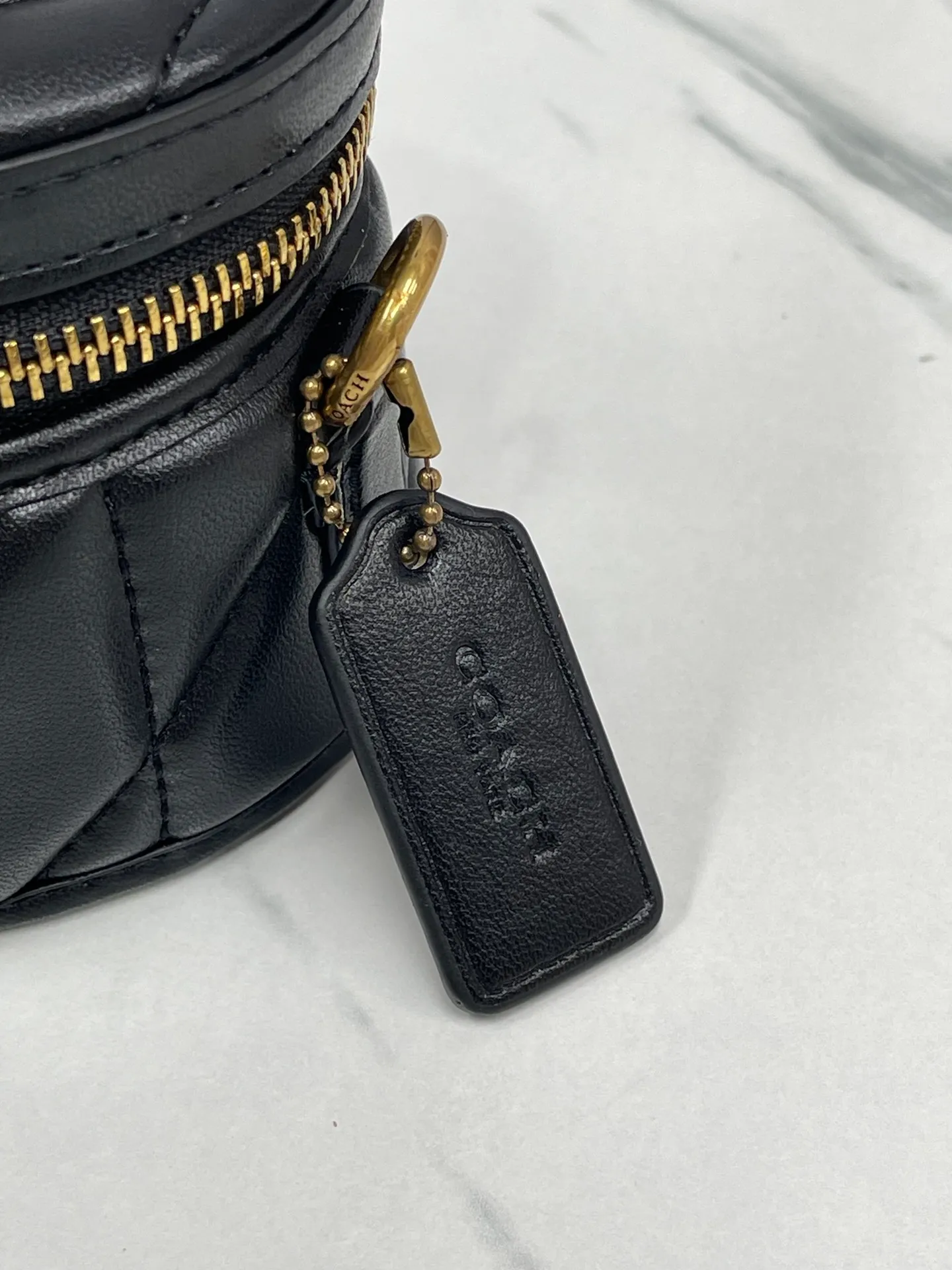 P400🐶Coach new box bag version 2.0. New cosmetic bag/chain shoulder crossbody bag💕Model CT876/CT877. Designers who listened to the advice, want a box bag that can hold mobile phones, here comes the new model in June that can accommodate pro-sized mobile phone lipstick air cushion powder, not to mention 💕size 17CM