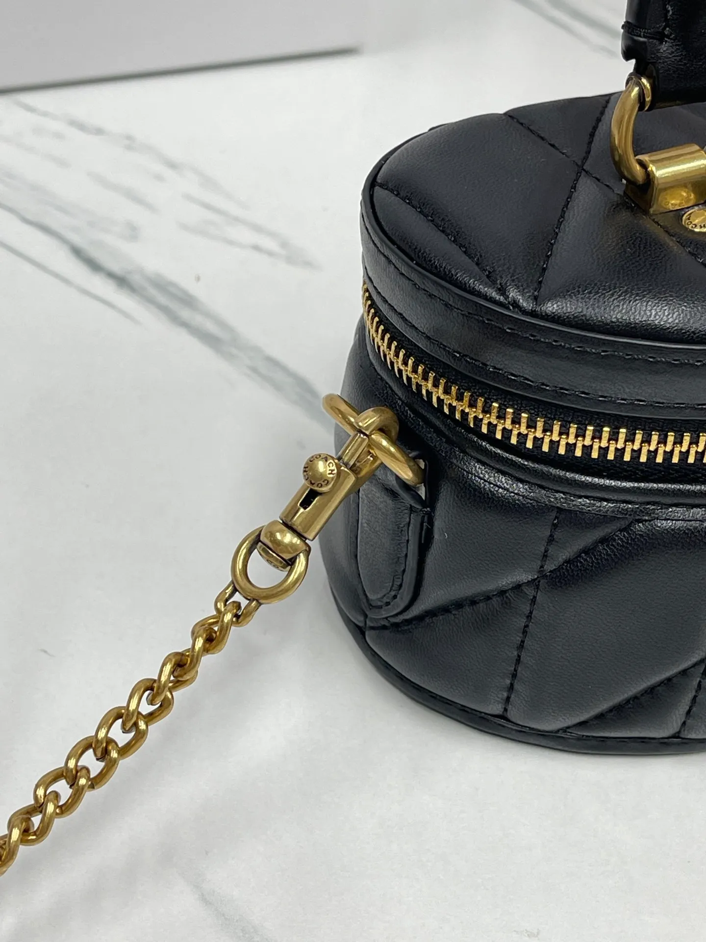 P400🐶Coach new box bag version 2.0. New cosmetic bag/chain shoulder crossbody bag💕Model CT876/CT877. Designers who listened to the advice, want a box bag that can hold mobile phones, here comes the new model in June that can accommodate pro-sized mobile phone lipstick air cushion powder, not to mention 💕size 17CM