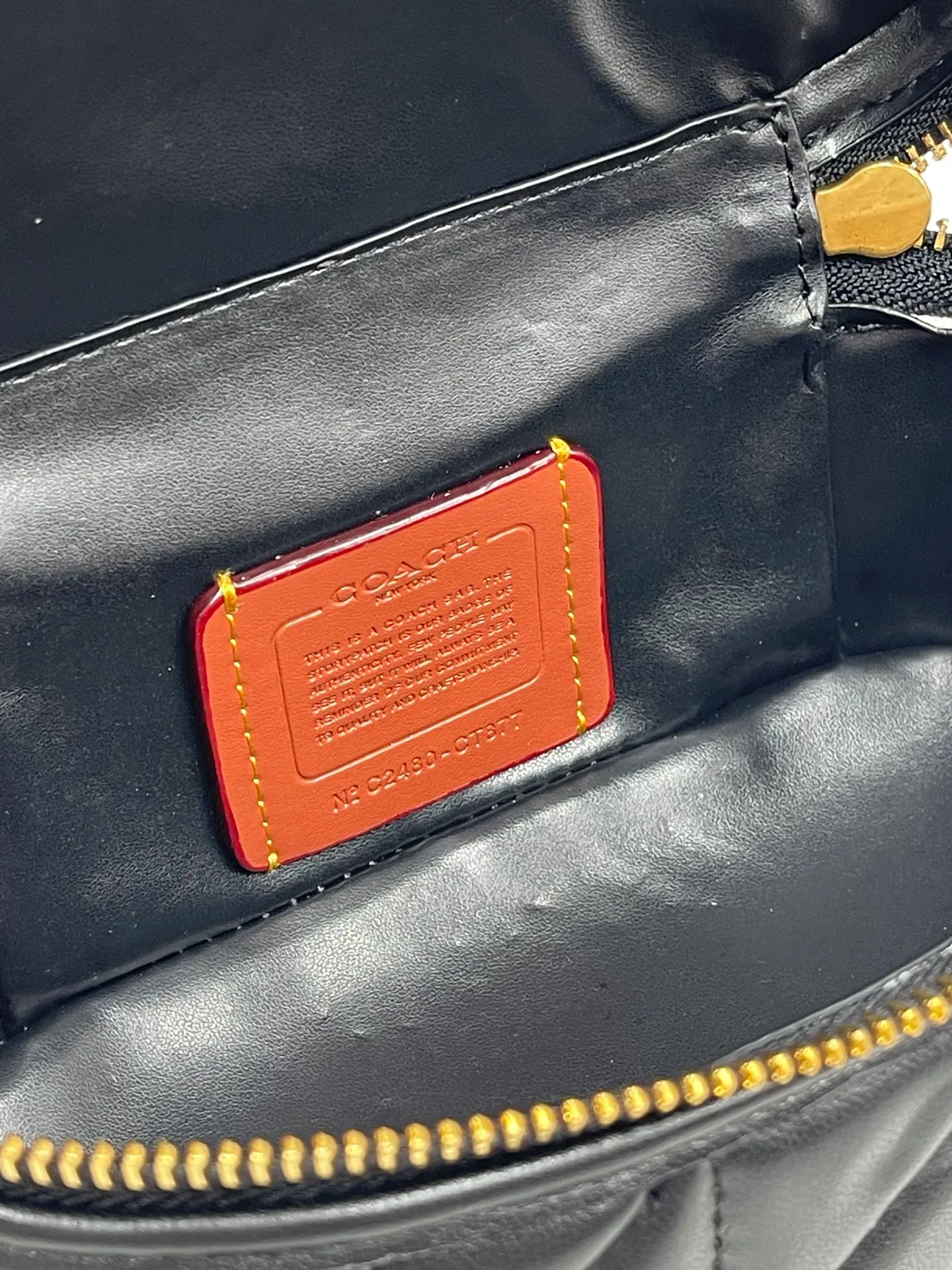 P400🐶Coach new box bag version 2.0. New cosmetic bag/chain shoulder crossbody bag💕Model CT876/CT877. Designers who listened to the advice, want a box bag that can hold mobile phones, here comes the new model in June that can accommodate pro-sized mobile phone lipstick air cushion powder, not to mention 💕size 17CM